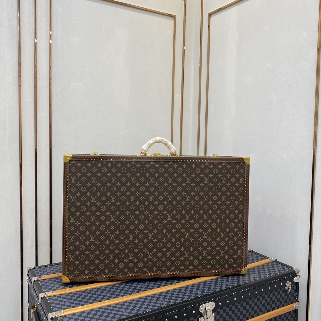 NO:270075,BISTEN 80 Hard Box Bisten Hard Box is an integral part of the noble tradition of Donkey House. 80.0 x 52.0 x 18.0 cm (Length x Height x Width) - Monogram classic canvas, canvas lining, round leather handle - Canvas lining, easy-to-hold handle - Donkey House S-shaped lock and key, plus two suitcase locks - Leather trim fixed with rivets, gold metal corners - Gold metal accessories,,louis vuitton,louis vuitton19860909BISTEN 80 硬箱 Bisten硬箱是驴家尊贵传统不可分割的一部分. 80.0 x 52.0 x 18.0 cm (长 x 高 x 宽) - Monogram经典帆布,帆布衬里,浑圆皮质手柄 - 帆布内衬,方便提握的手柄 - 驴家S形锁及钥匙,另加两个行李箱插锁 - 皮革饰边以铆钉固定,金色金属包角 - 金色金属配件,,louis vuitton,louis vuitton,luggage