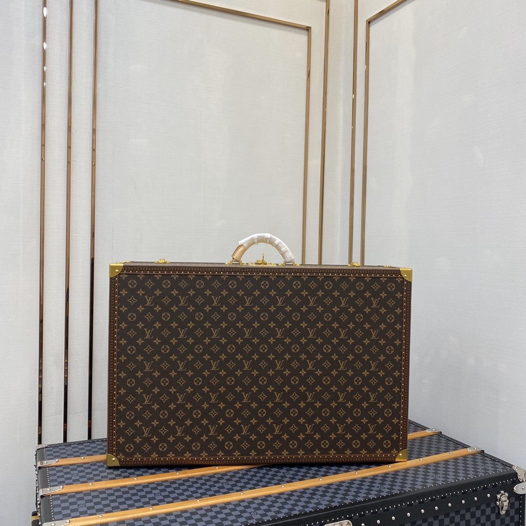 NO:270092,BISTEN 75 Hard Box Bisten Hard Box is an integral part of the noble tradition of Donkey House. 75.0 x 49.0 x 18.0 cm (Length x Height x Width) - Monogram classic canvas, canvas lining, round leather handle - Canvas lining, easy-to-hold handle - Donkey House S-shaped lock and key, plus two suitcase locks - Leather trim fixed with rivets, gold metal corners - Gold metal accessories,,louis vuitton,louis vuitton19860909BISTEN 75 硬箱 Bisten硬箱是驴家尊贵传统不可分割的一部分. 75.0 x 49.0 x 18.0 cm (长 x 高 x 宽) - Monogram经典帆布,帆布衬里,浑圆皮质手柄 - 帆布内衬,方便提握的手柄 - 驴家S形锁及钥匙,另加两个行李箱插锁 - 皮革饰边以铆钉固定,金色金属包角 - 金色金属配件,,louis vuitton,louis vuitton,luggage