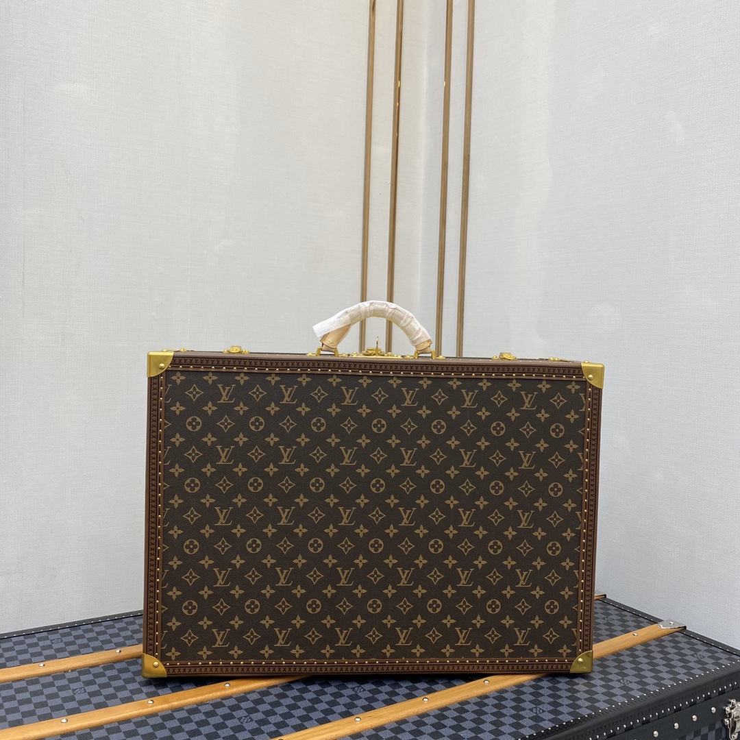 NO:270086,BISTEN 60 Hard Box Borrowing the design of Alzer suitcase, Bisten suitcase is an integral part of the noble tradition of Donkeys. 60.0 x 42.0 x 18.0 cm (Length x Height x Width) - Monogram classic canvas, canvas lining, round leather handle - Canvas lining, easy-to-hold handle - Donkeys S-shaped lock and key, plus two suitcase locks - Leather trim fixed with rivets, gold metal corners - Gold metal accessories,,louis vuitton,louis vuitton19860909BISTEN 60 硬箱 借鉴了 Alzer行李箱的设计,Bisten 行李箱是驴家尊贵传统不可分割的一部分. 60.0 x 42.0 x 18.0 cm (长 x 高 x 宽) - Monogram经典帆布,帆布衬里,浑圆皮质手柄 - 帆布内衬,方便提握的手柄 - 驴家S形锁及钥匙,另加两个行李箱插锁 - 皮革饰边以铆钉固定,金色金属包角 - 金色金属配件,,louis vuitton,louis vuitton,luggage