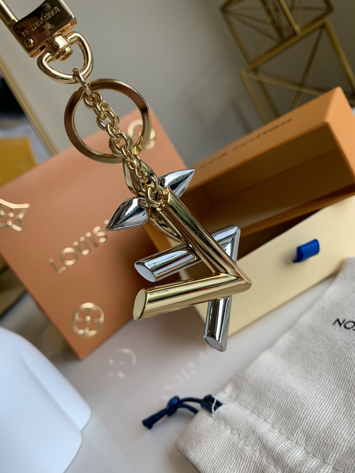 NO:395765,LV keychain, buckle, authentic uniform brass gold-plated material, LV [original leather], louis vuitton, keychain, gold plating19860909LV钥匙扣 包扣 正品一致黄铜镀金材质,LV【原厂皮】,louis vuitton,keychain,gold plating,Bag