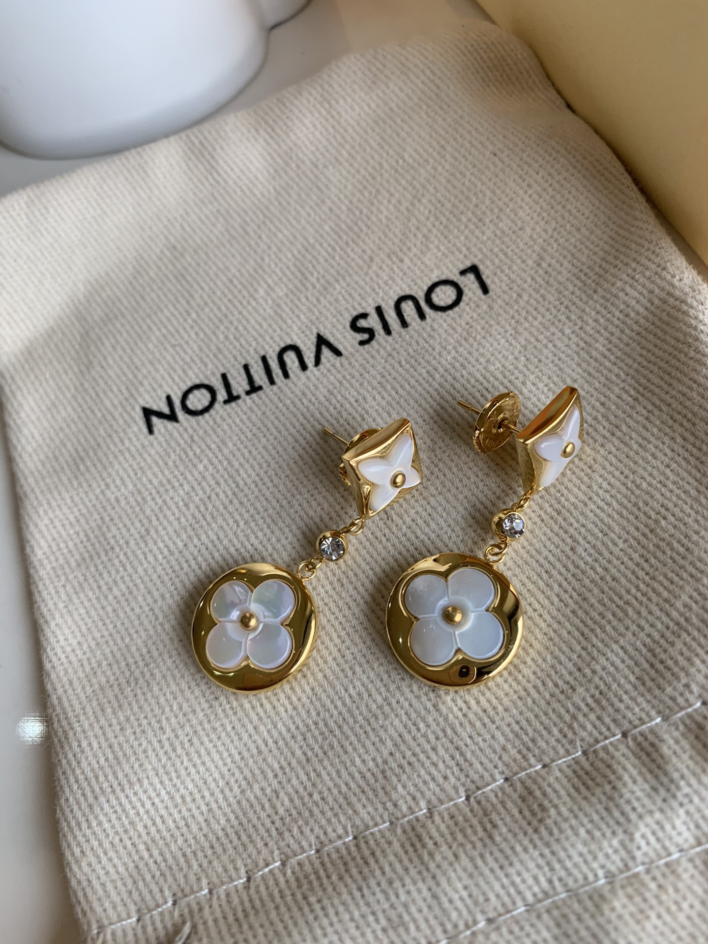 NO:395739,LV Fritillaria earrings, mandarin duck style, authentic uniform brass gold-plated material, LV [original leather], louis vuitton, gold plating19860909LV贝母耳钉 鸳鸯款 正品一致黄铜镀金材质,LV【原厂皮】,louis vuitton,gold plating,Bag