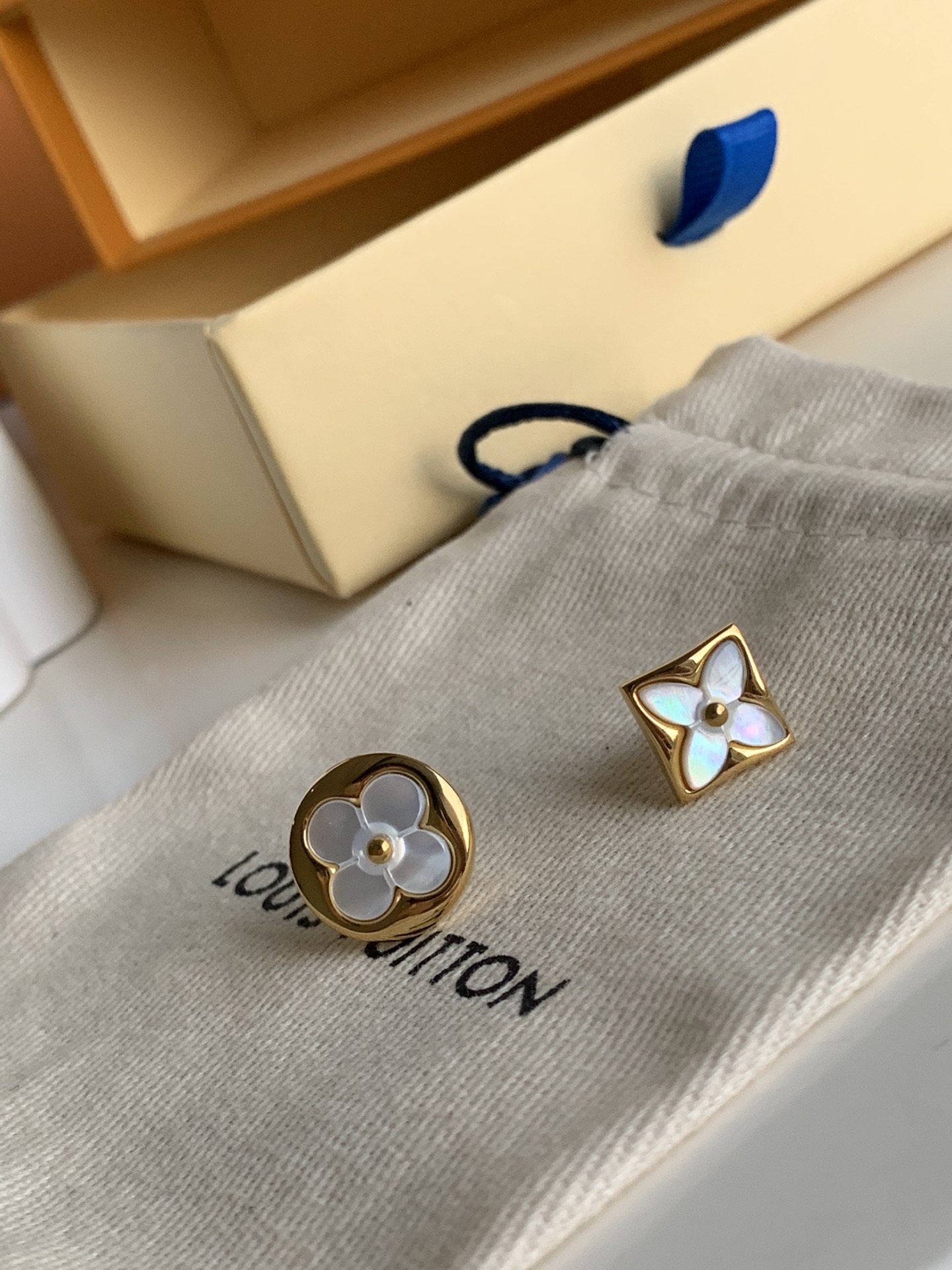 NO:395742,LV Fritillaria earrings, regular sheet uniform brass gold plating, LV [original leather], louis vuitton, gold plating19860909lv贝母耳钉 正片一致黄铜镀金,LV【原厂皮】,louis vuitton,gold plating,Bag