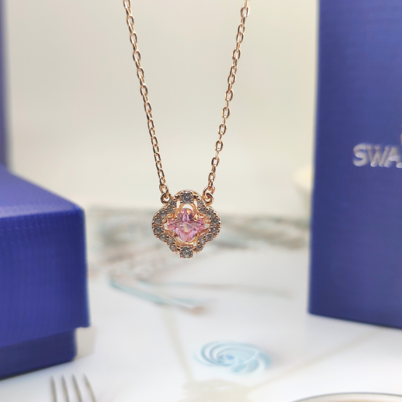 NO:896018,8090 Swarovski smart four-leaf clover necklace and bracelet. Counter material is genuine grade electroplated real gold. Purchasing agent is the highest version. Swarovski bracelet. Swarovski necklace, swarovski, necklace, bracelet, bracelet.198609098090施华洛世奇灵动四叶草项链手镯 专柜材质正品级别电镀真金,代购级别最高版本,施华手链施华洛项链,swarovski,necklace,bracelet,bracelet,Jewelry