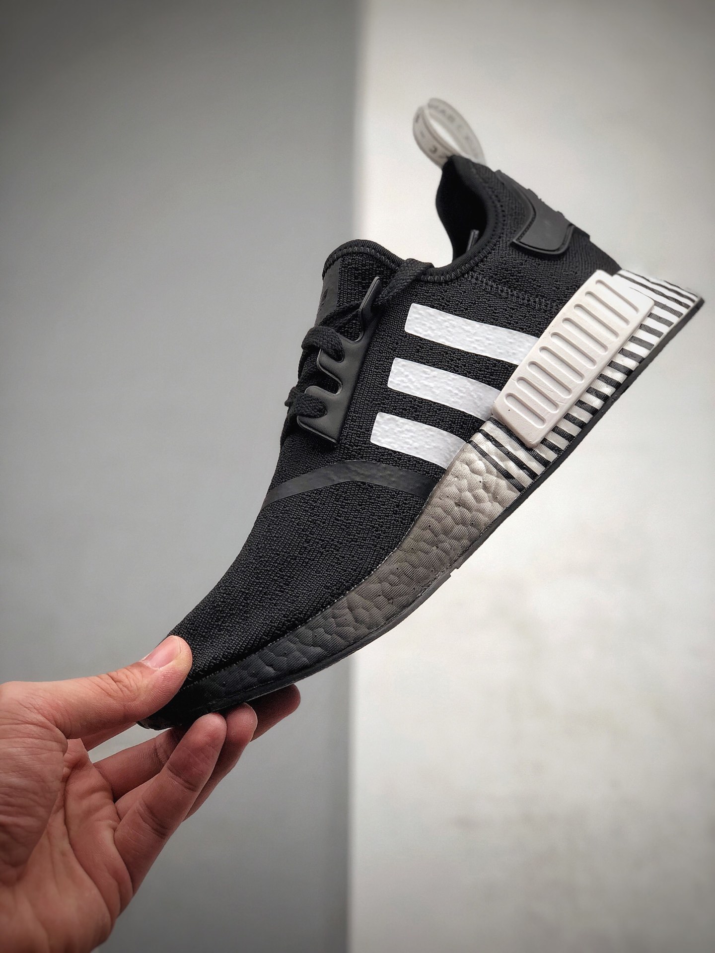 210 Adidas Boost NMD  R1 系列 弹力针鞋织面 原高装弹BOOST颗大粒底 货号：F3649