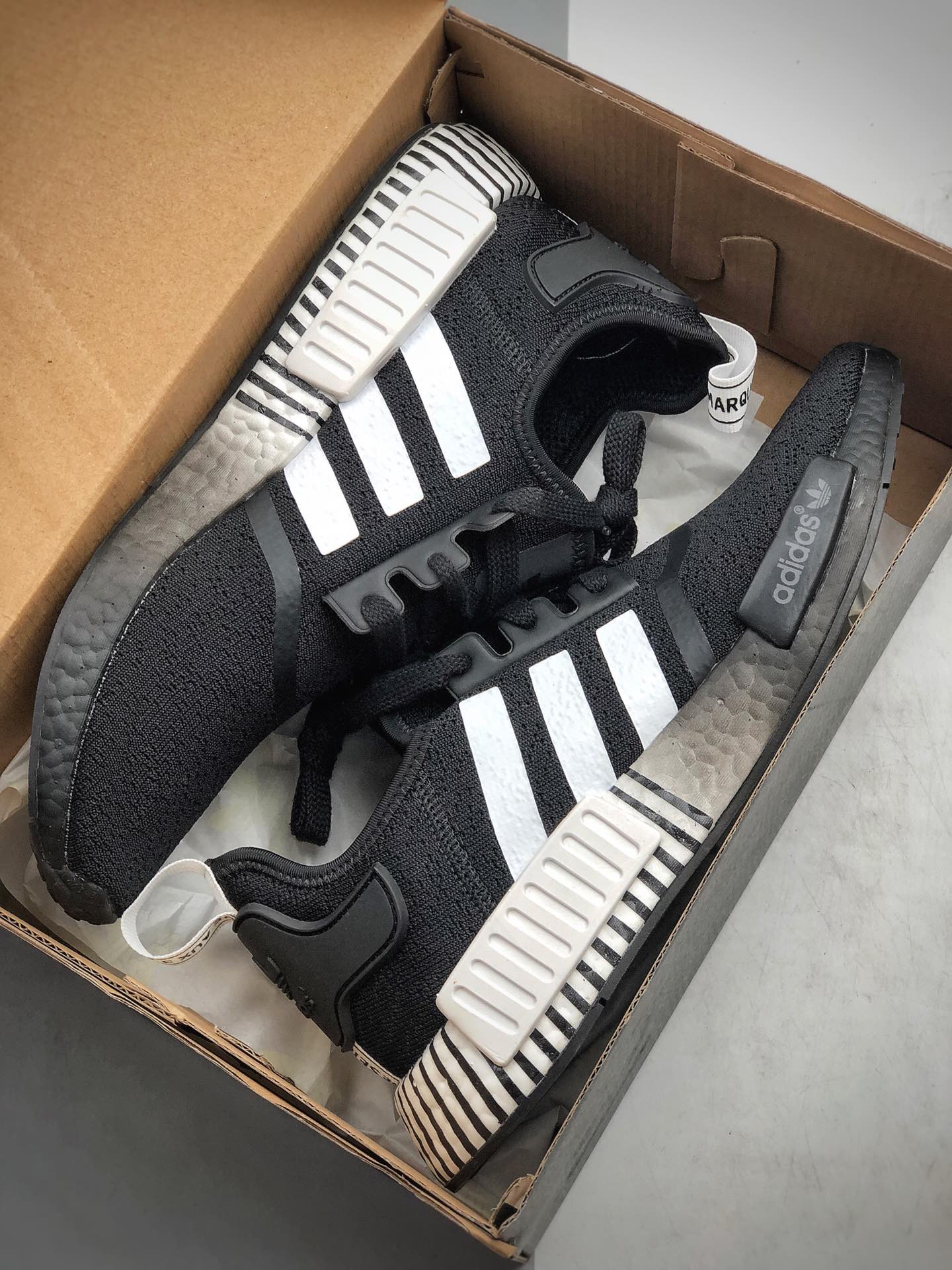210 Adidas Boost NMD  R1 系列 弹力针鞋织面 原高装弹BOOST颗大粒底 货号：F3649