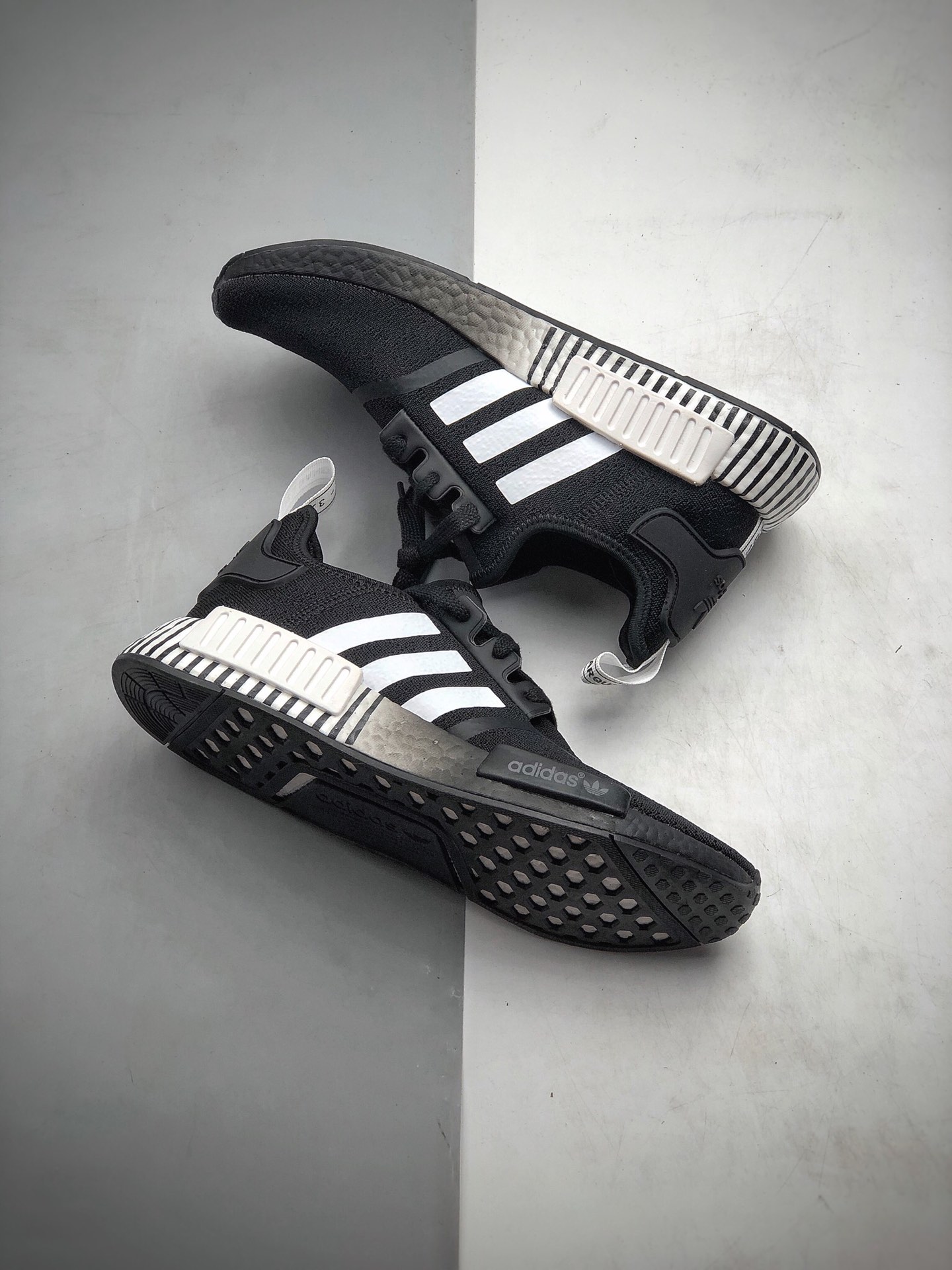 210 Adidas Boost NMD  R1 系列 弹力针鞋织面 原高装弹BOOST颗大粒底 货号：F3649