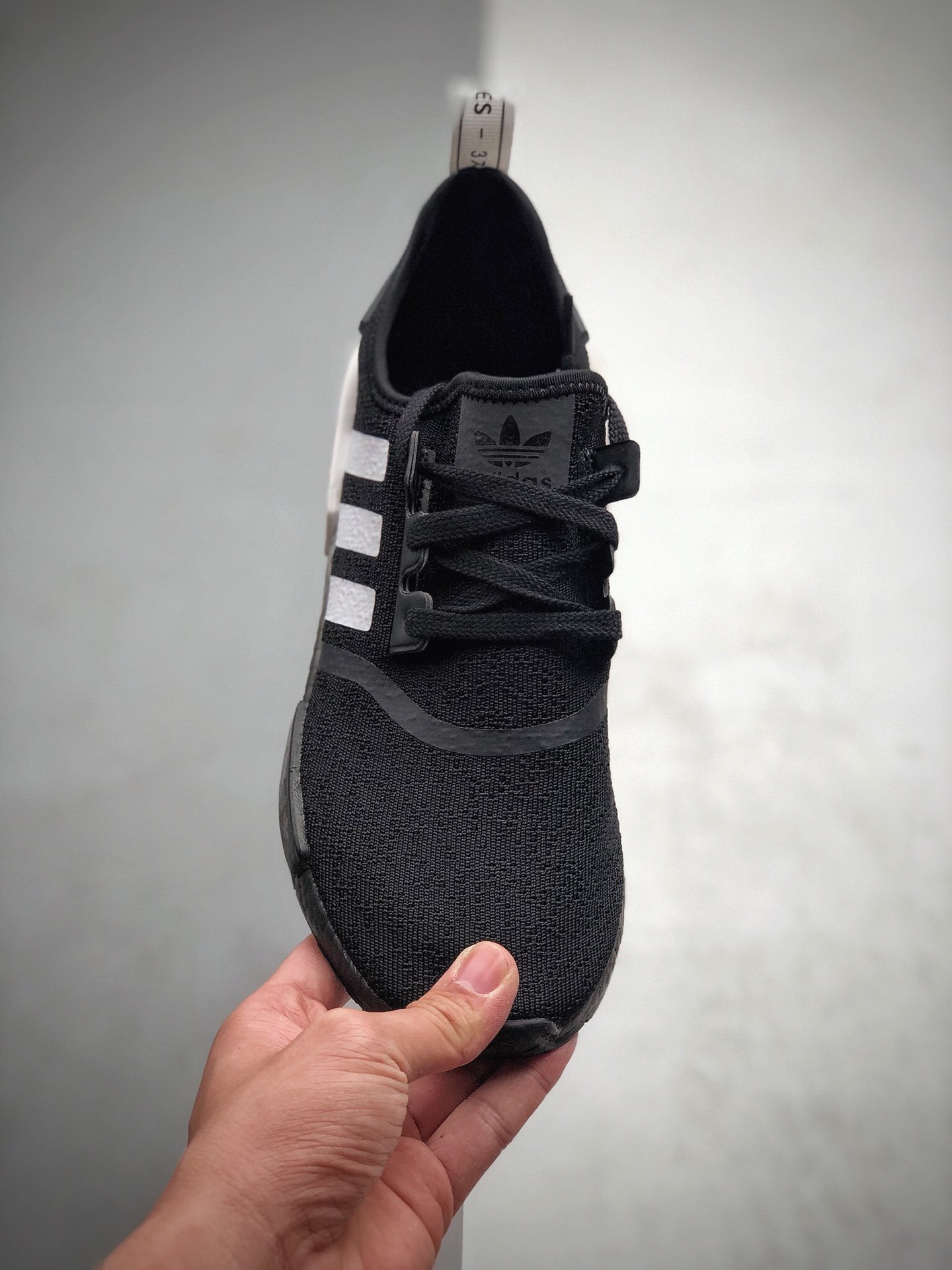 210 Adidas Boost NMD  R1 系列 弹力针鞋织面 原高装弹BOOST颗大粒底 货号：F3649