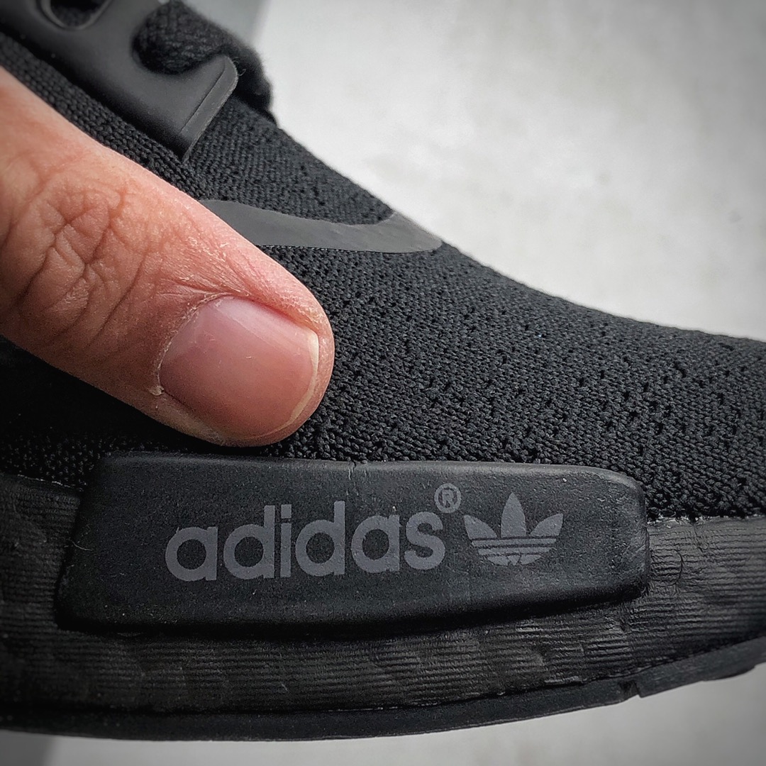 210 Adidas Boost NMD  R1 系列 弹力针鞋织面 原高装弹BOOST颗大粒底 货号：F3649
