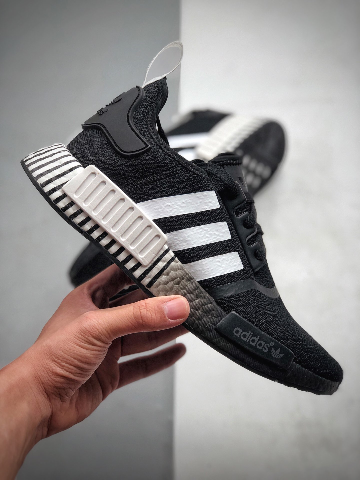 210 Adidas Boost NMD  R1 系列 弹力针鞋织面 原高装弹BOOST颗大粒底 货号：F3649