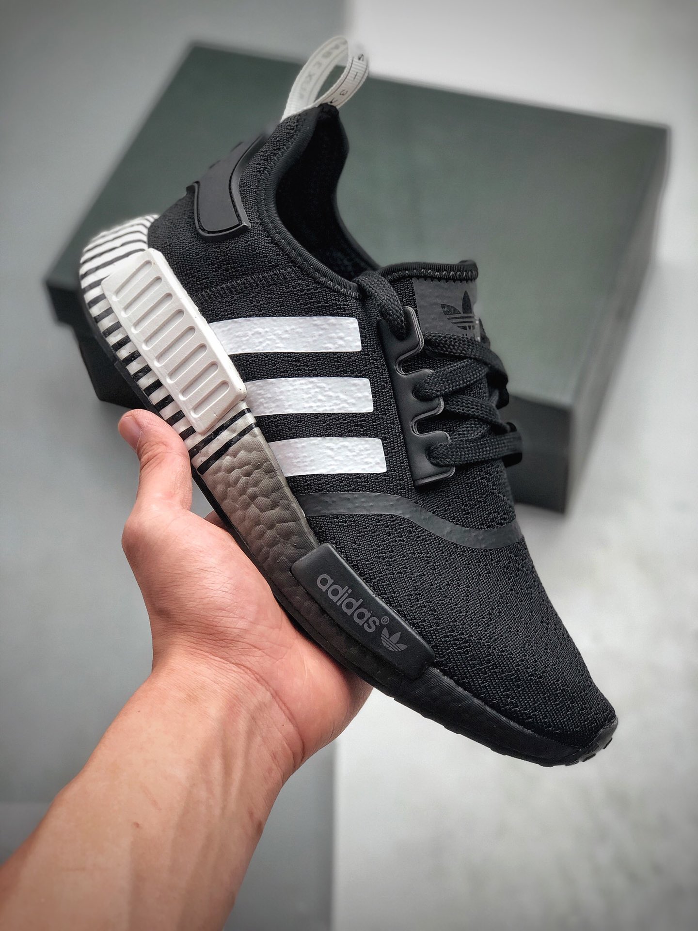 210 Adidas Boost NMD  R1 系列 弹力针鞋织面 原高装弹BOOST颗大粒底 货号：F3649