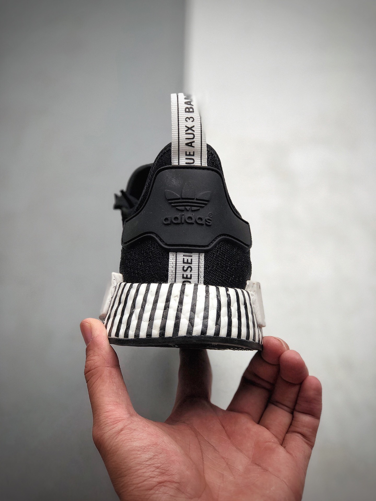 210 Adidas Boost NMD  R1 系列 弹力针鞋织面 原高装弹BOOST颗大粒底 货号：F3649