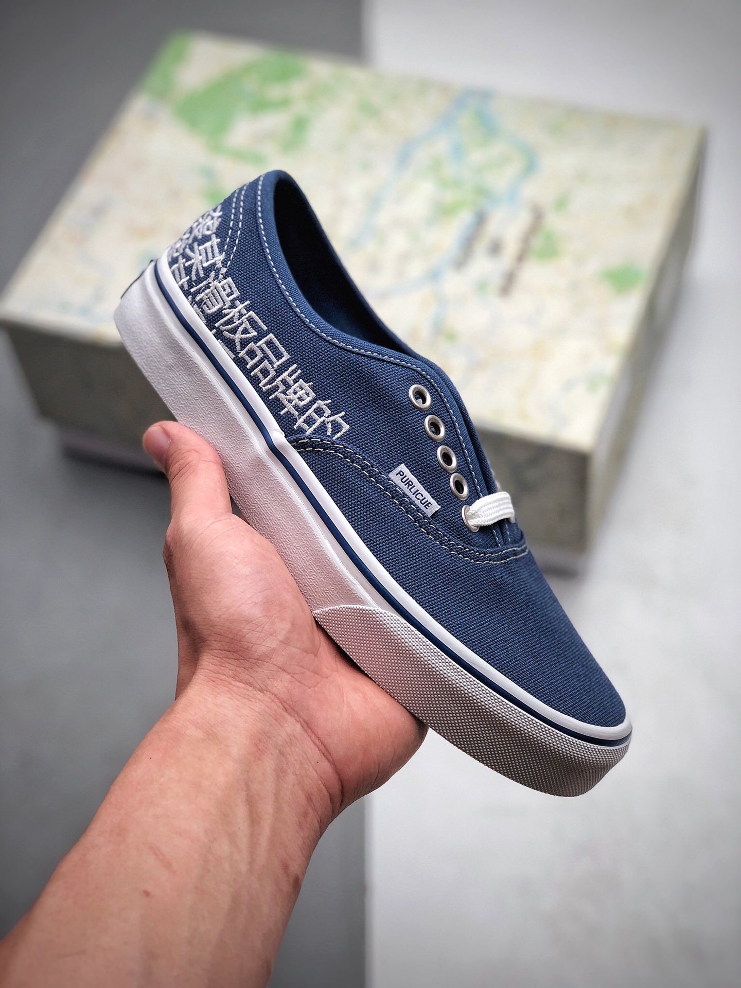 170  Vans联名THE FAKE 抄袭系列  鞋身采用2020潘通公布最流行的经典蓝
