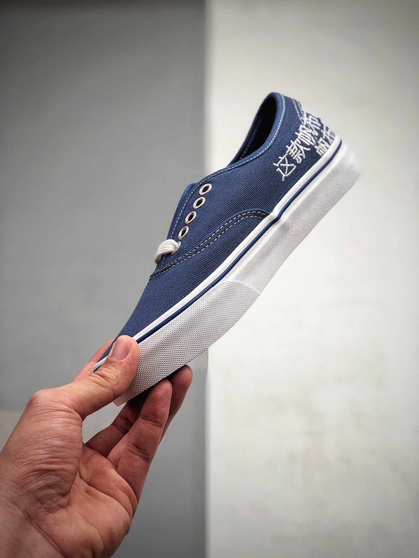 170  Vans联名THE FAKE 抄袭系列  鞋身采用2020潘通公布最流行的经典蓝