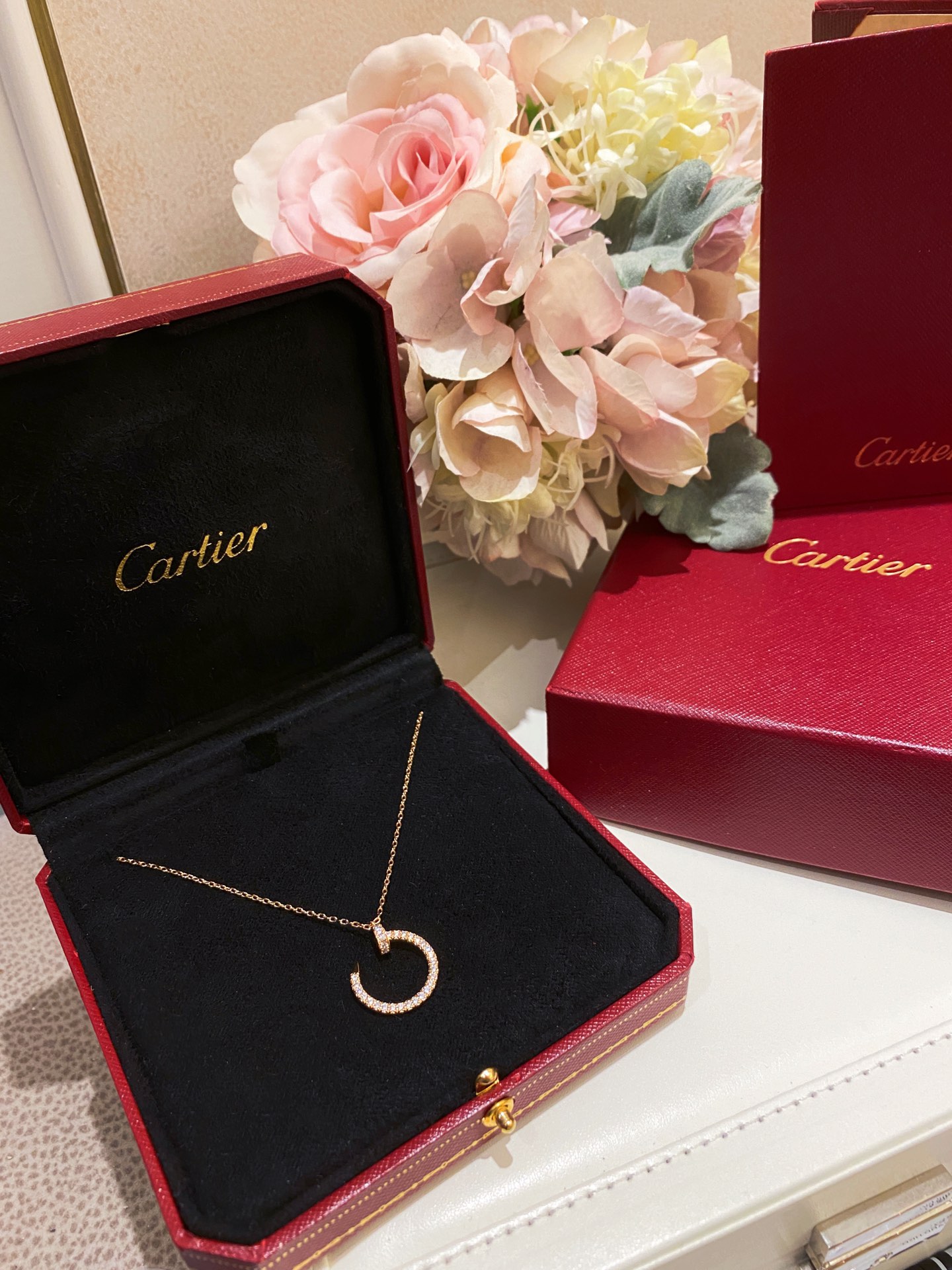 NO:633903,[V Gold Palladium Plating] Upgraded Version - Perfect Two Colors Comes with a regular box, original box!  [C@rtier Nail Full of Diamond Necklace] [Crying] [Crying] It has finally been perfectly developed for us. Think about it, it takes tens of thousands of real gold and diamonds to use [Pure Silver Seiko] to condense tens of thousands of essence. This requires very high requirements for the master, not just any factory can do it.  To make it, think about the old goldsmiths in our factory who have been engaged in gold inlays since the 1980s. They are sincere masters and their craftsmanship is very mellow. Feel it with your heart. The consistent craftsmanship and pure hand-made drilling positions can be felt by treasurers through the screen.  We are far ahead in the development of sterling silver jewelry with real gold and real diamonds. We have been researching it for several years. We can instantly kill all kinds of versions on the market. Moreover, the mature craftsmanship and decades of experience of master craftsmen cannot be made by just buying a piece of Z. Experience, experience is the most important. 88260, necklace, pure silver, Cardia high-end jewelry19860909【V金钯金电镀】升级版- 完美两色 送普盒,原装盒！【C@rtier钉子满钻项链】[流泪][流泪]终于也完美给我们开发出来了,想想,Z几万的真金真钻,要用【纯银精工】几百浓缩出几万的精华,这个对师傅的要求特别特别的高,不是随便厂都能做的,想想我们厂里做开金货的老师傅,从上世纪80年代就开始从事金货镶嵌,真心的老师傅,工艺非常醇熟,用心感受一下,一致致Z的工艺,纯手工起钻位,完美的程度宝们隔着屏幕都可以感受得到 真金真钻珠宝类的纯银精工开发,我们遥遥领先,已经专研了好几年,可以秒杀市面各种版本,而且工艺的成熟,老师傅的几十年经验,不是随便买条Z就能做出来的,经验,经验最为重要88260,,necklace,pure silver,卡迪亚高端饰品,Jewelry