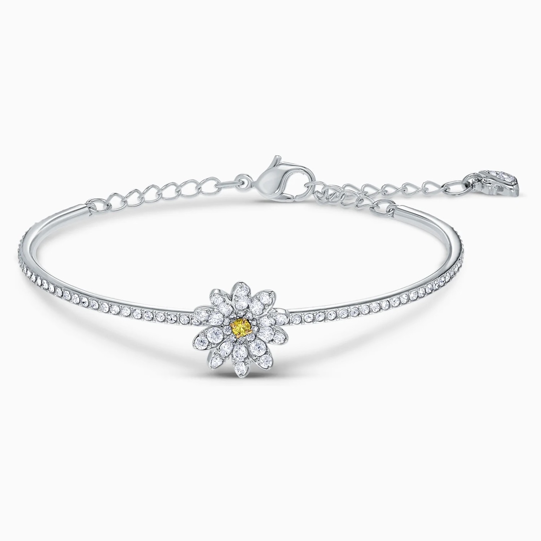 NO:723094,The best gift for Valentine's Day. This Swarovski bracelet combines sparkling and charming Swarovski crystals with proud inlay technology. It is decorated with fashionable flowers. The petals are made of dazzling Swarovski crystals with a variety of metal platings, and there is a yellow Swarovski crystal in the center. The unique and unique design is a perfect gift for special occasions. Swarovski bracelet, stuart weitzman, swarovski, bracelet19860909情人节最佳礼物 这款施华洛世奇手镯揉合了闪亮迷人的Swarovski仿水晶及傲人的镶嵌工艺.其时尚十足的花朵装饰,花瓣部份以璀璨悦目的Swarovski仿水晶搭配多种金属镀层,而中央更缀有一颗黄色Swarovski仿水晶.独特别致的设计,是特殊场合的送礼精选.,施华洛手环,stuart weitzman,swarovski,bracelet,Jewelry