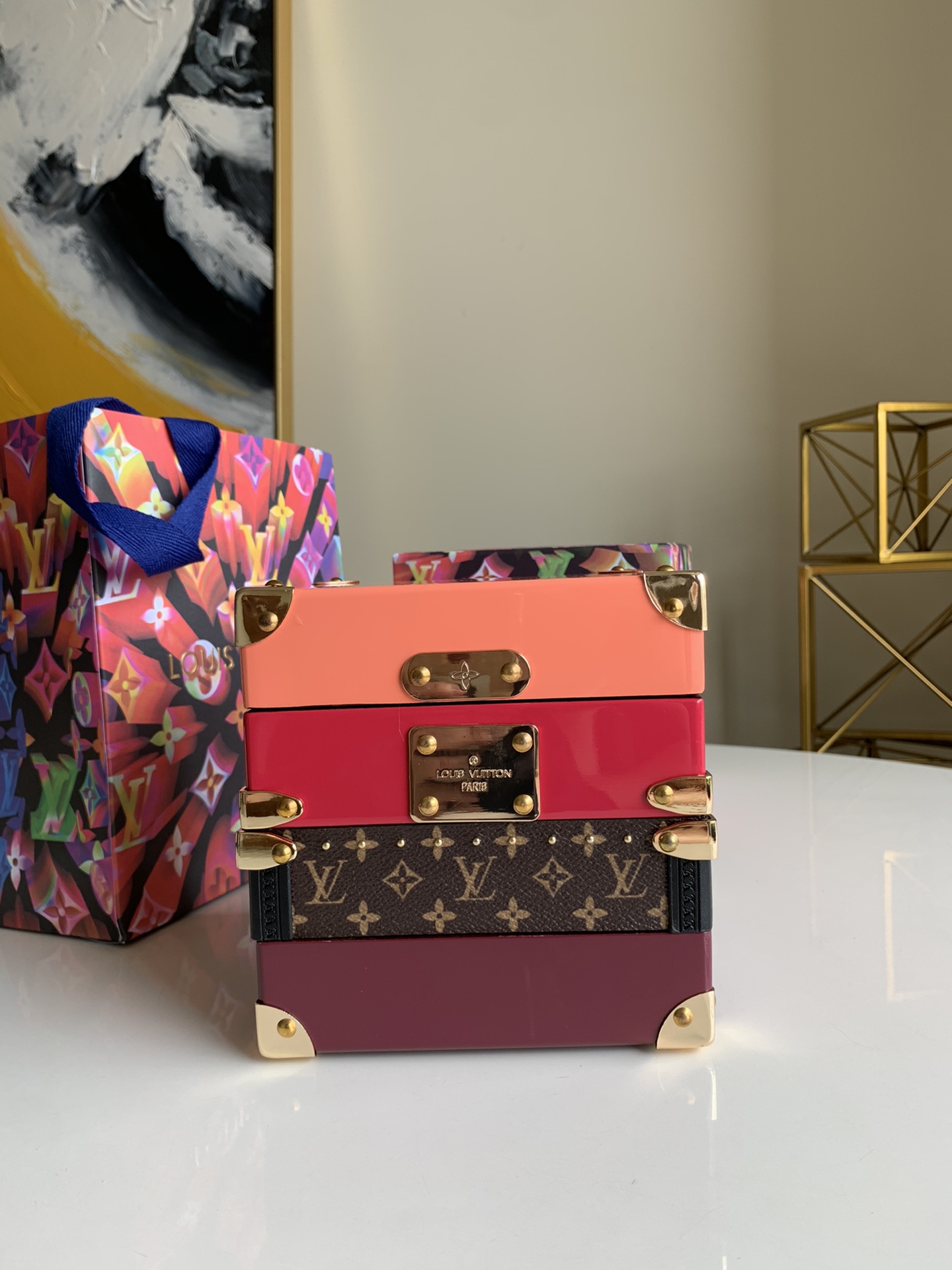 NO:395766,[Exclusive real shot GI0283] This luxurious William Valet tray uses high-quality materials to creatively interpret the classic hard box design style, which is eye-catching. Painted walnut with Monogram canvas is decorated with road letter prints and suitcase metal accessories, exuding an elegant feminine atmosphere. It can be stacked in decorative boxes or tiled into suitcases and bag puzzles...,LV [original leather],louis vuitton,valentino19860909【独家实拍实拍GI0283】此套奢华的William Valet托盘借助优质材料对经典硬箱设计风格进行创意诠释,令人眼前一亮.漆光胡桃木搭配Monogram帆布,饰有路字母印花与旅行箱金属配件,散发优雅的女性气息.既可堆放于装饰盒中,亦可平铺为旅行箱与包袋拼图..,LV【原厂皮】,louis vuitton,valentino,Bag