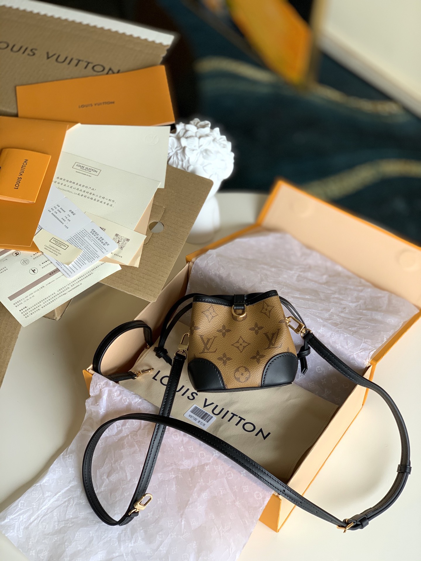 NO:395767,[Exclusive real shot M57100] Mini bucket bag~ Early spring catwalk style. The omnipotent small bucket continues the classic, retro and casual feeling. The small tag design is really eye-catching, and daily wear equipment. Size 12×12×12cm., LV [original leather], louis vuitton19860909【独家实拍M57100】迷你水桶包～早春走秀款 无所不搭小水桶延续了经典、复古随性的感觉,小吊牌设计真的吸睛无数,日常穿搭装备.尺寸12×12×12cm .,LV【原厂皮】,louis vuitton,Bag