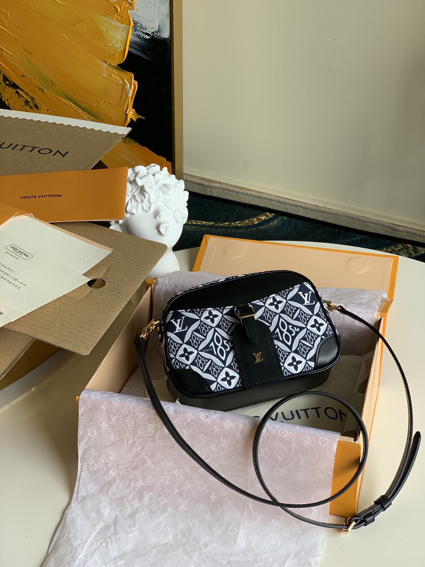 NO:395769,[Exclusive real-life M45528 with super high-quality packaging] Nicolas Ghesquière follows the brand's travel heritage and brings Mini Luggage handbags to the spring and summer show. The timeless Monogram canvas outlines the exquisite configuration, and the old VVN cowhide wraps the corners and trims, exudes the retro charm. Adjustable shoulder straps explore more ways to carry. Size: 22-15-7cm.,LV [original leather],louis vuitton,cowhide19860909【独家实拍M45528配超精品包装】Nicolas Ghesquière 沿袭品牌旅行传承,为 年春夏秀场带来 Mini Luggage 手袋.隽永的 Monogram 帆布勾勒精巧构型,做旧 VVN 牛皮包裹边角与饰边,绽放复古魅力.可调节肩带 探索更多背携方式.尺寸: 22-15-7cm .,LV【原厂皮】,louis vuitton,cowhide,Bag