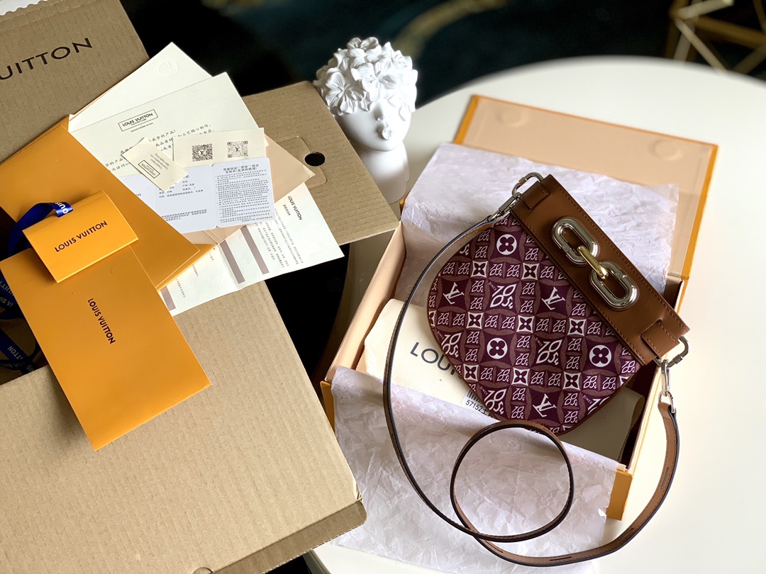 NO:395771,[Exclusive real shot M57152] Retro saddle bag Spring and summer catwalk handbag is newly presented!  Elegant tones retranslate classic patterns!  Flat design saddle bag size 20*20.,LV【original leather】,louis vuitton19860909【独家实拍M57152】复古马鞍包 春夏走秀手袋全新呈现！雅致色调重译经典图案！扁平设计马鞍包 尺寸20*20 .,LV【原厂皮】,louis vuitton,Bag