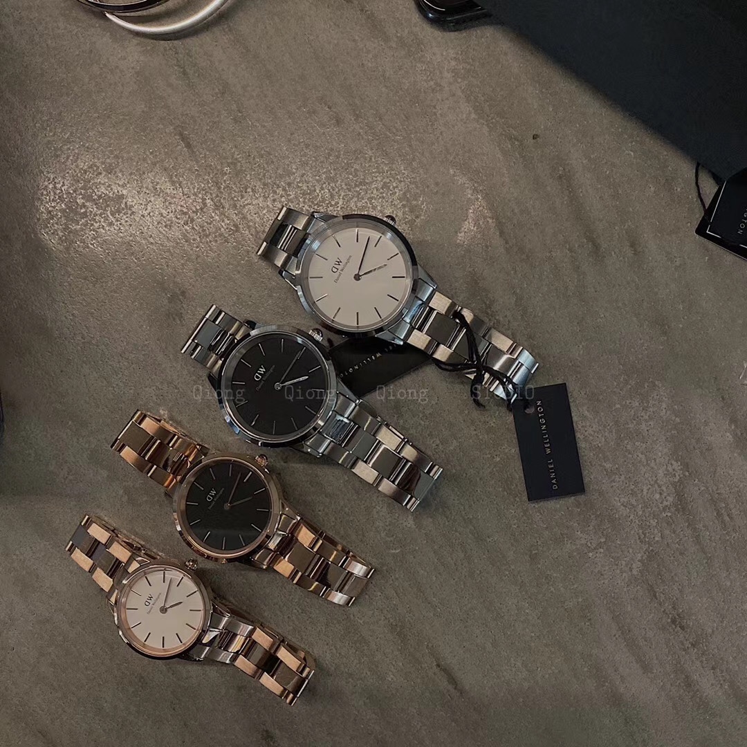 # 一共四个配色


材质:316精钢! 全套礼盒 
一只手表 一只DW手镯
💰表140 手镯30