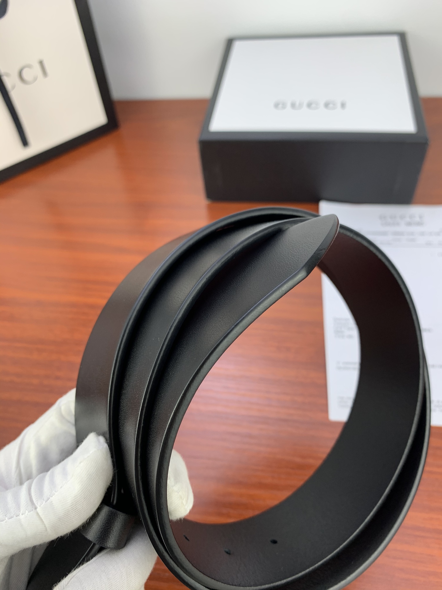 GUCCI  经典款单层树膏皮革腰带，配有品牌标志性双G带扣。无涂层褪色皮革材质 具备耐用不变形 此皮面