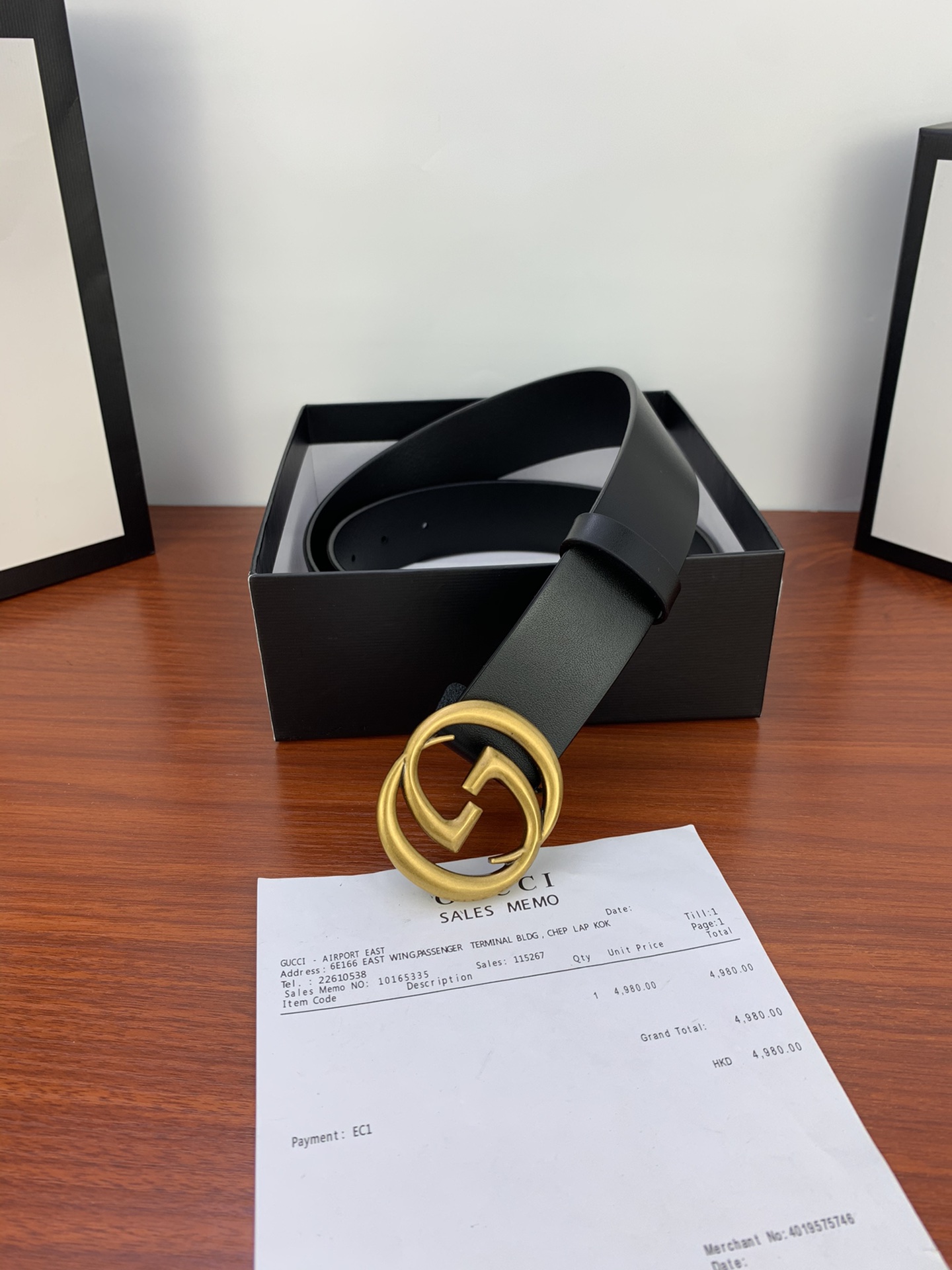 GUCCI  经典款单层树膏皮革腰带，配有品牌标志性双G带扣。无涂层褪色皮革材质 具备耐用不变形 此皮面