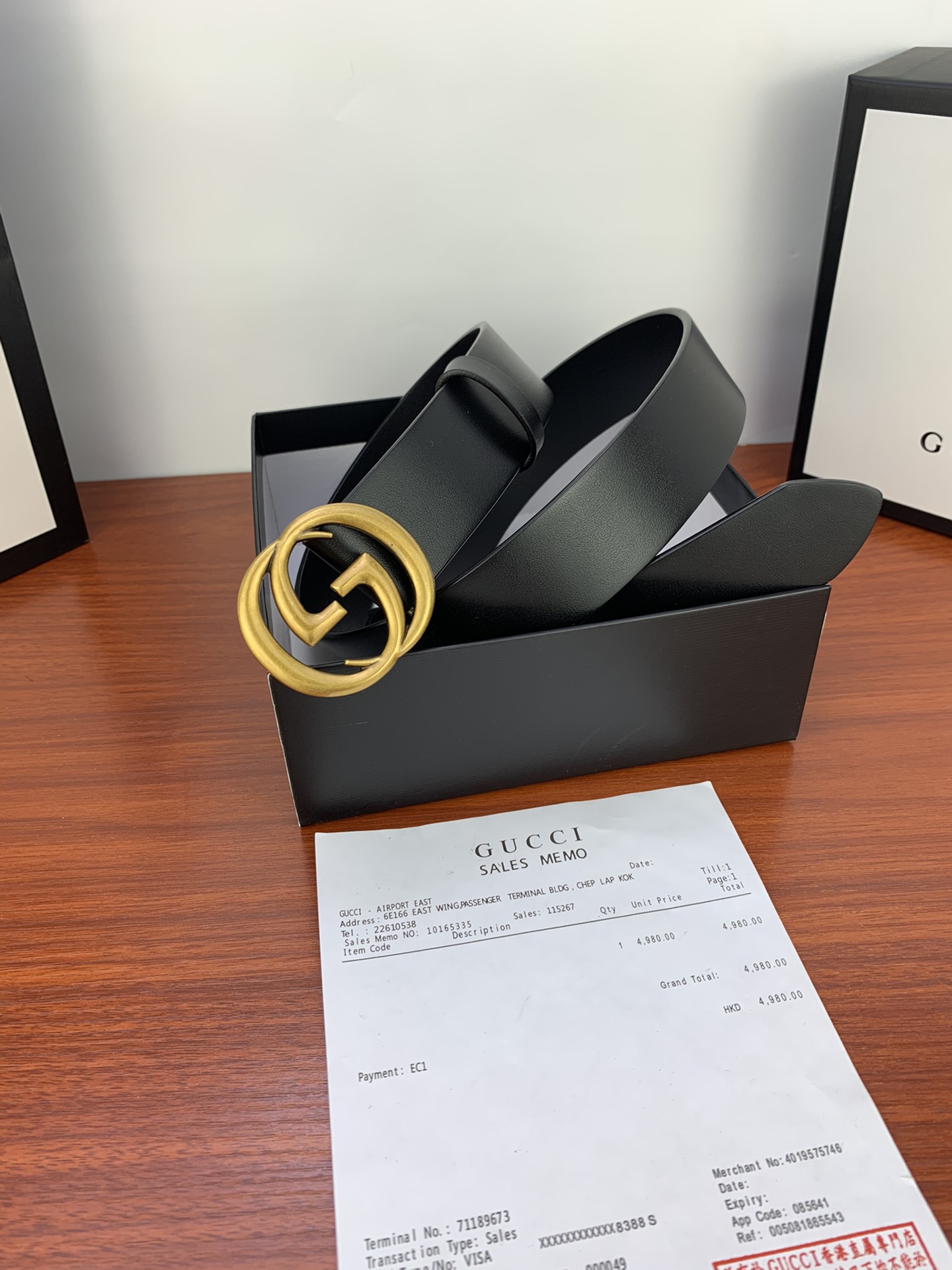 GUCCI  经典款单层树膏皮革腰带，配有品牌标志性双G带扣。无涂层褪色皮革材质 具备耐用不变形 此皮面