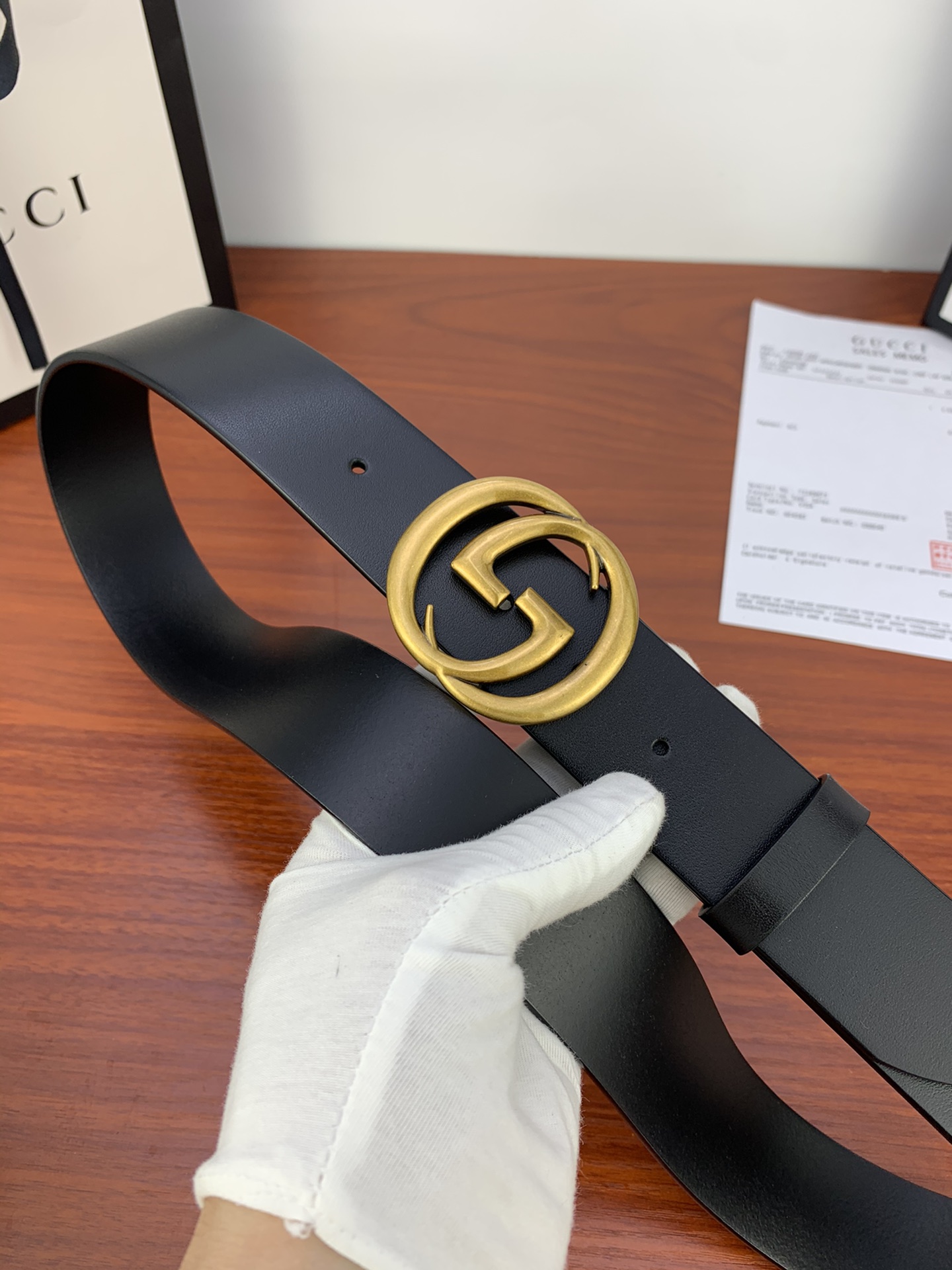 GUCCI  经典款单层树膏皮革腰带，配有品牌标志性双G带扣。无涂层褪色皮革材质 具备耐用不变形 此皮面
