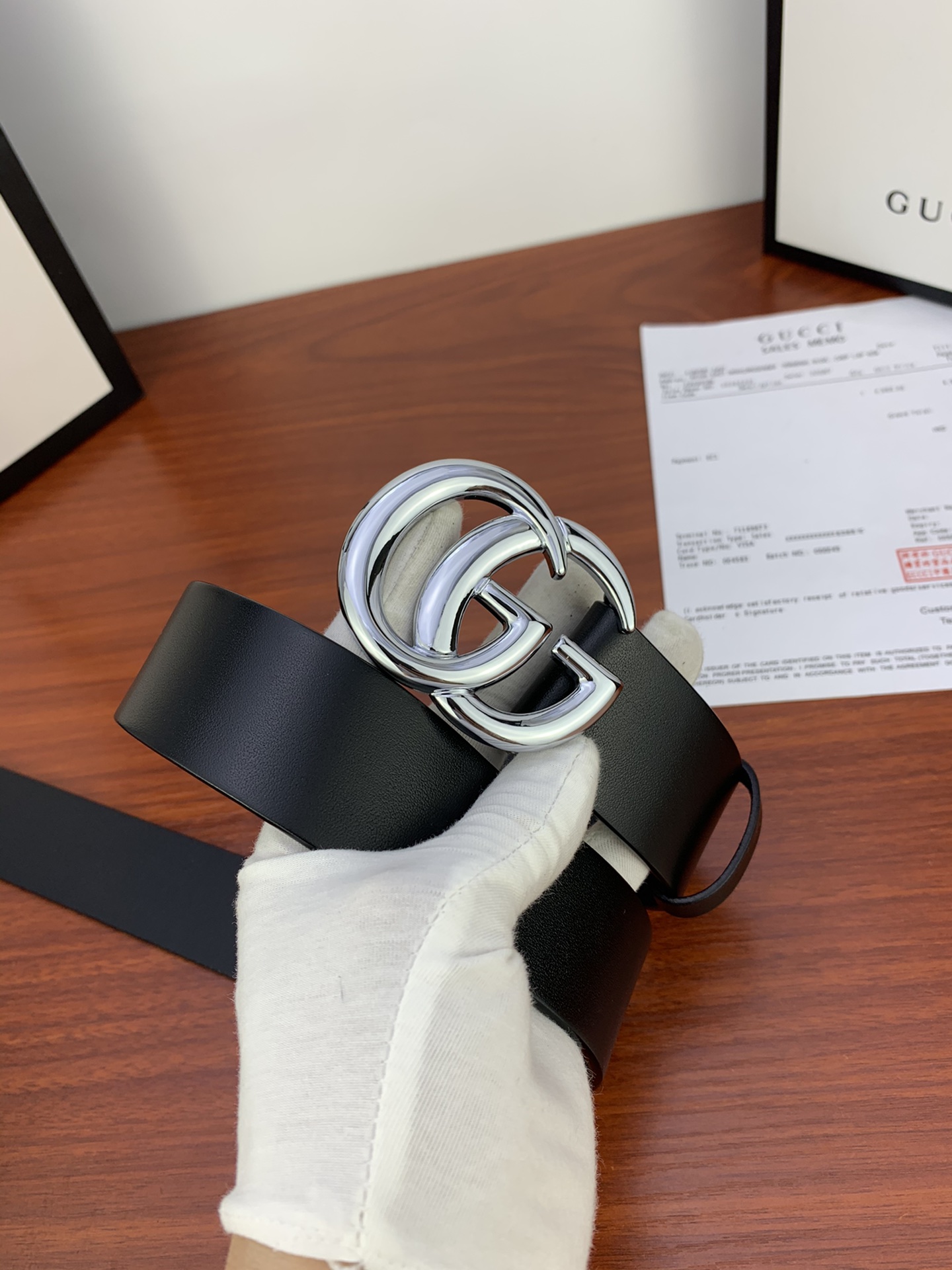 GUCCI  经典款单层树膏皮革腰带，配有品牌标志性双G带扣。无涂层褪色皮革材质 具备耐用不变形 此皮面