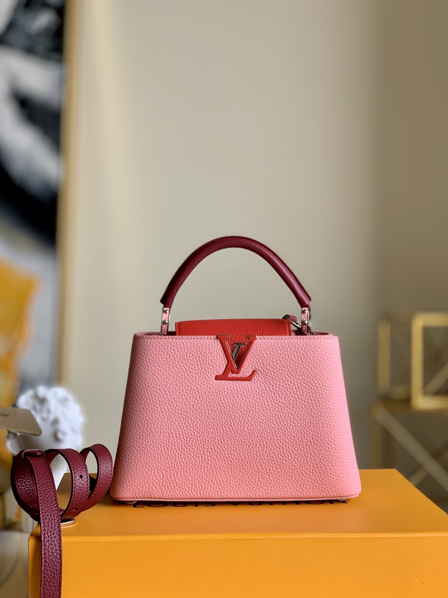 NO:395783,【Exclusive real photo M53963 small】Capucines BB small handbag The handbag is perfectly matched with stylish mini size and extremely trendy bright colors. The handbag is decorated in shiny palladium and is equipped with casual shoulders.27X21X9cm.1150,LV【original leather】,louis vuitton19860909【独家实拍M53963小号】Capucines BB小号手袋 手袋以时尚的迷你尺寸和极富潮流感的鲜明色彩完美搭配从经典到前卫的各种穿着风格. 该款手袋采用了闪亮的钯金装饰,配有用于休闲肩背.27X21X9cm .1150,LV【原厂皮】,louis vuitton,Bag