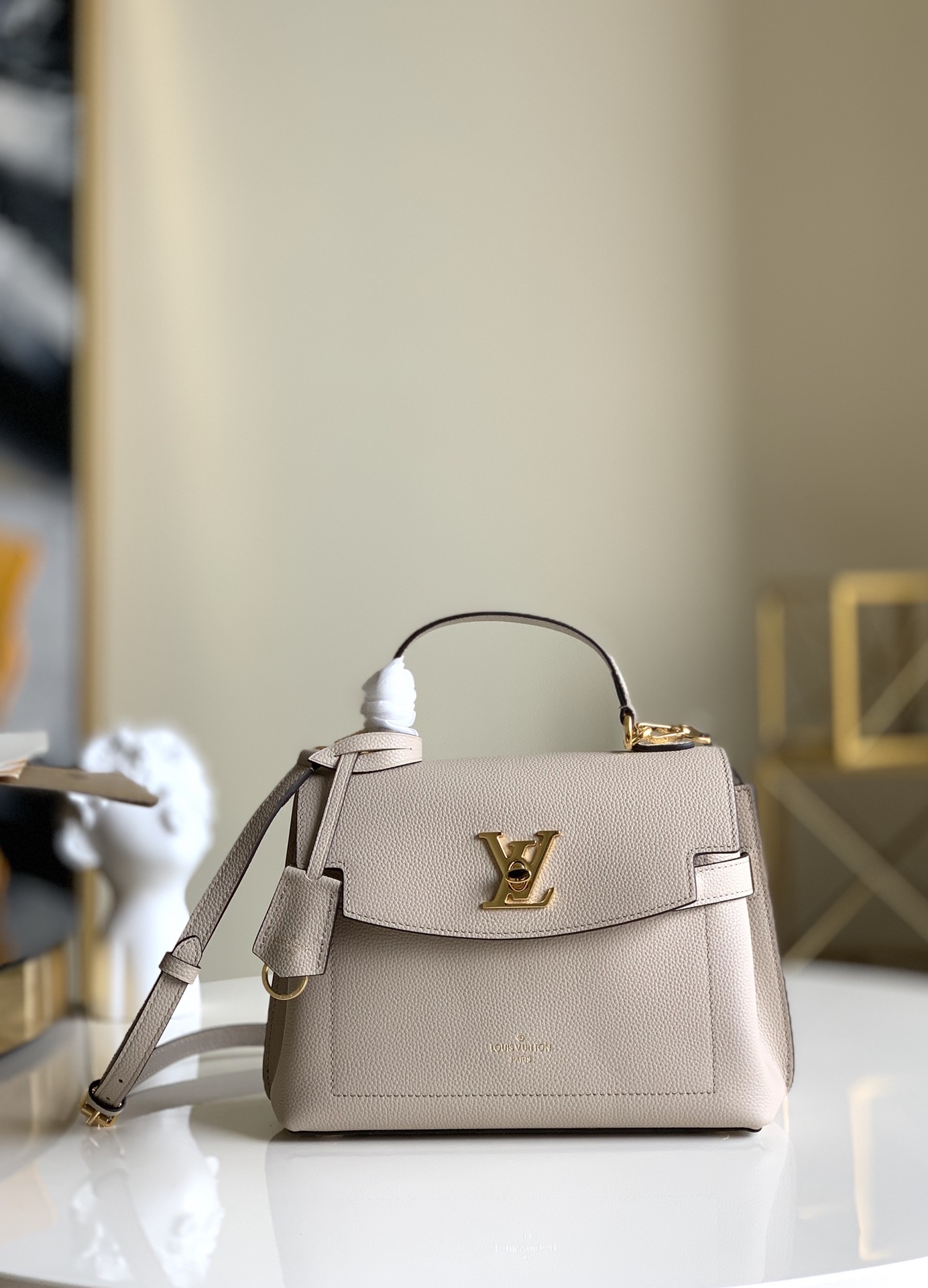 NO:395768,【Exclusive real shot M53950】BB Lockme Ever handbag condenses the essence and elegantly accommodates daily needs with BB size. Soft calfskin shapes the flip design and smooth lines to release modern charm. Leather shoulder straps provide shoulder or crossbody. 28.0 x 20.0 x 11.5 cm.,LV【Original leather】,louis vuitton,cowhide19860909【独家实拍M53950】BB Lockme Ever 手袋浓缩精髓,以 BB 尺寸优雅容纳日常所需.柔软小牛皮塑造翻盖设计与流畅线条,释放摩登魅力.皮革肩带提供肩背或斜挎方式. 28.0 x 20.0 x 11.5 cm .,LV【原厂皮】,louis vuitton,cowhide,Bag