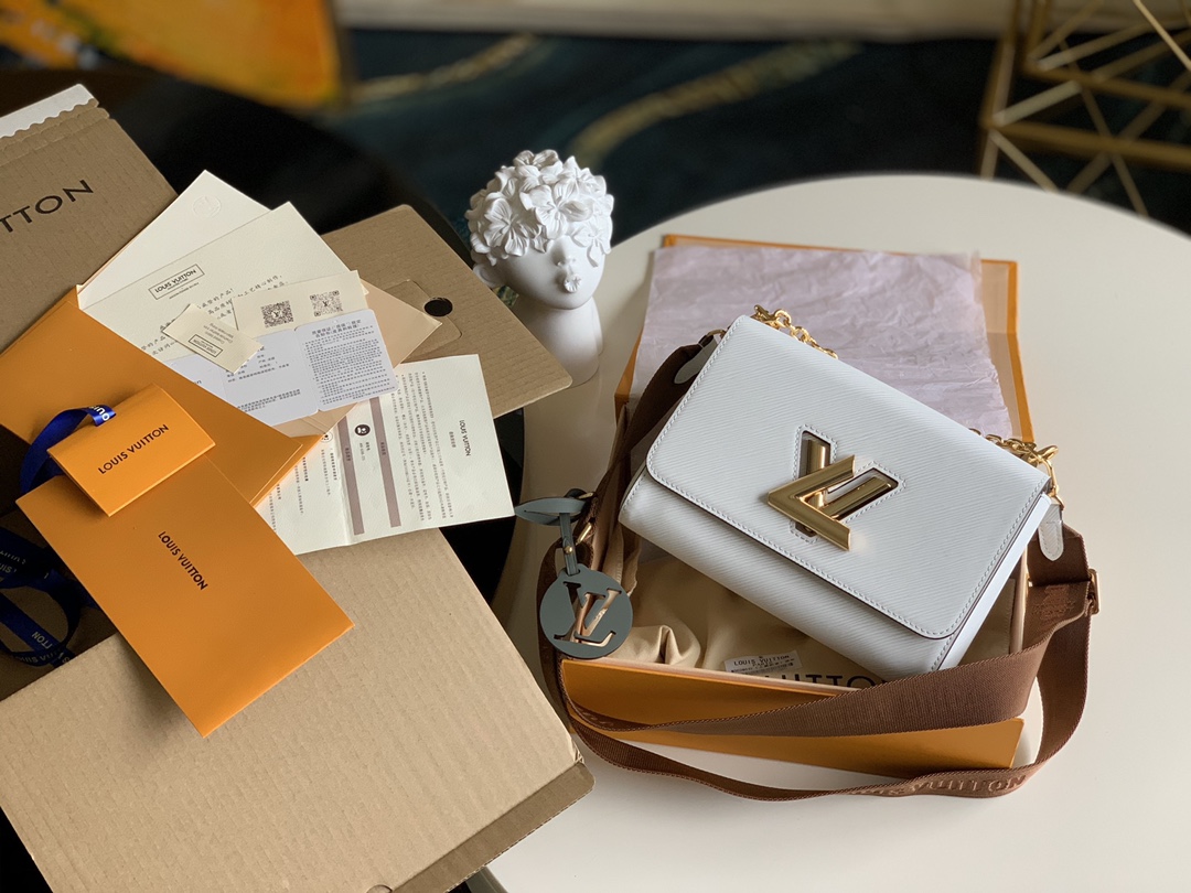 NO:395774,【Exclusive real photo M50280】Water ripples This chic small handbag has a secret that it is larger than it actually looks. The cleverly designed corrugated bottom provides extra space for placing essentials. The variable chain handle can be slanted back or elegantly shoulder-back. Size 23x18x8cm.,LV【Original leather】,louis vuitton19860909【独家实拍M50280】水波纹 这款别致的小型手袋藏有一个秘密它比实际看起来要大 设计巧妙的波纹状包底为放置必需品提供了额外的空间.可变式链条手柄可以斜背或优雅地肩背.尺寸23x18x8cm .,LV【原厂皮】,louis vuitton,Bag