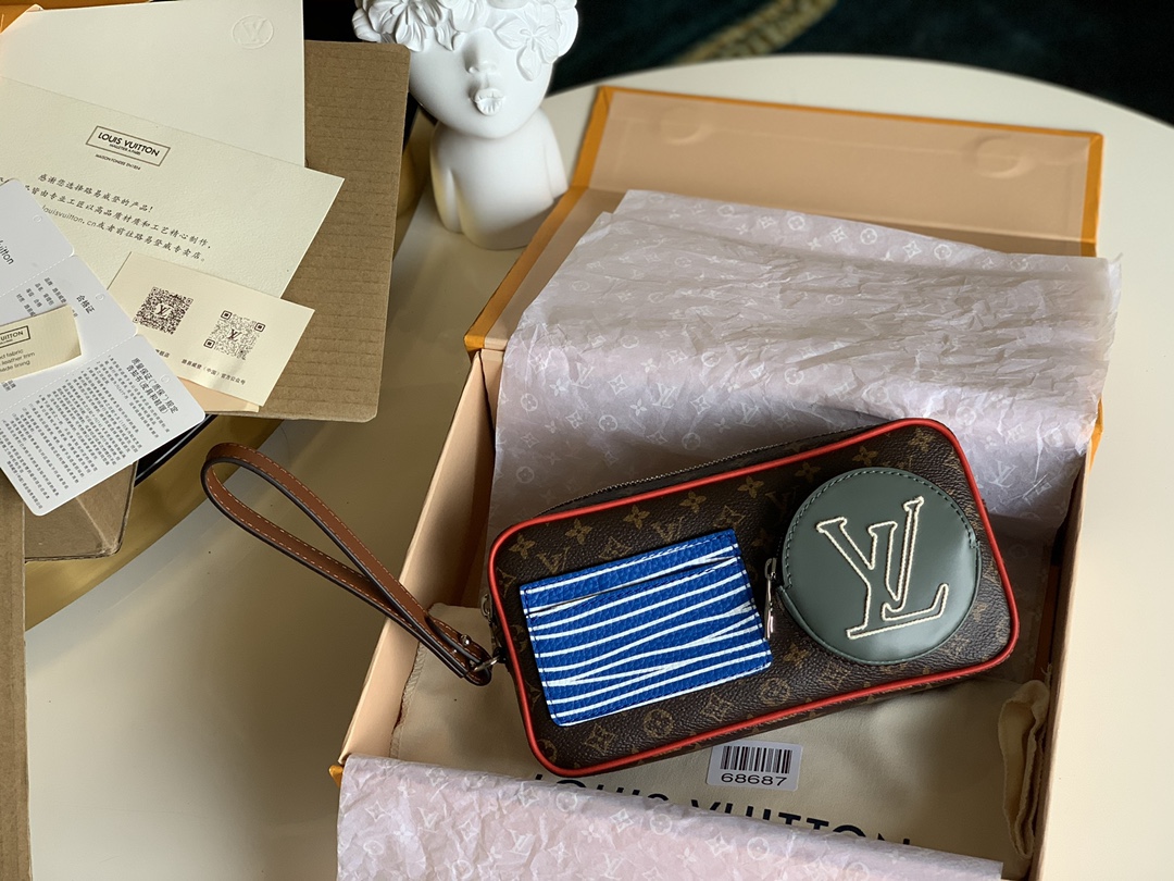 NO:395776,[Exclusive real shot M68687] The new handbag is inspired by the core of the spirit of the times, collides, stacks, subverts, and wanders in style boundaries. The unique design style has become the current trend perspective. The zippered front pocket and spacious main compartment are infused with functionality, and the detachable wristband changes to various usage methods. The size is 22.0 x14.0 x5.5cm., LV [original leather], louis vuitton19860909【独家实拍M68687】新款手包以各时代精神内核为灵感,冲撞、叠搭、颠覆,游走风格界限,独特的设计风格成为当下潮流视角.拉链前袋和宽敞主隔层注入功能性,可拆卸腕带变换多种使用方式,尺寸22.0 x14.0 x5.5cm .,LV【原厂皮】,louis vuitton,Bag