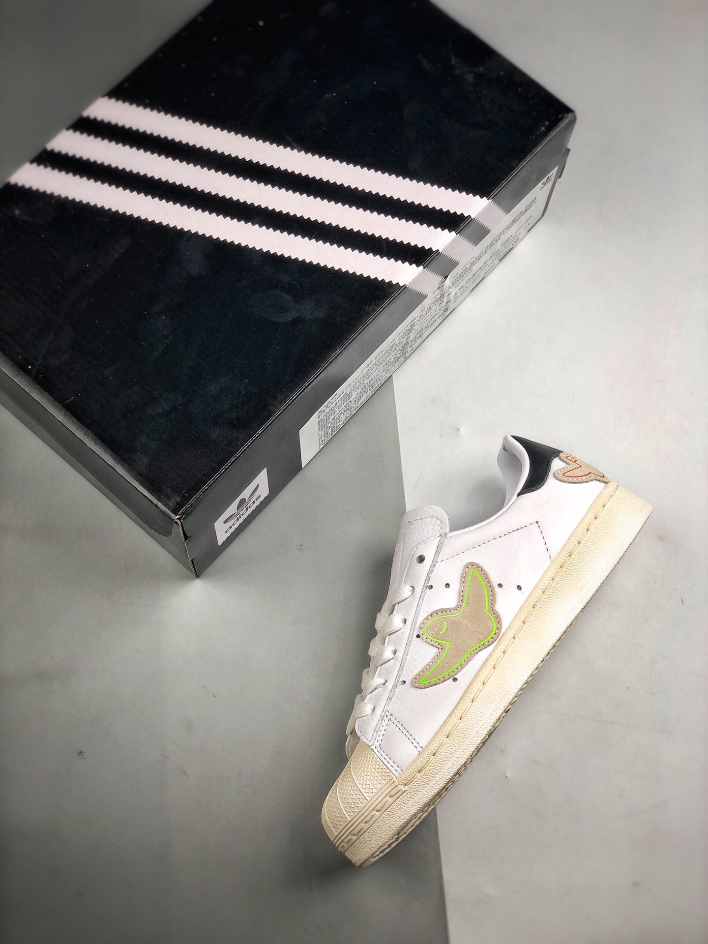 230 Adidas Superstar x Mark Gonz 补丁设计艺术家联名 货号：EF1480