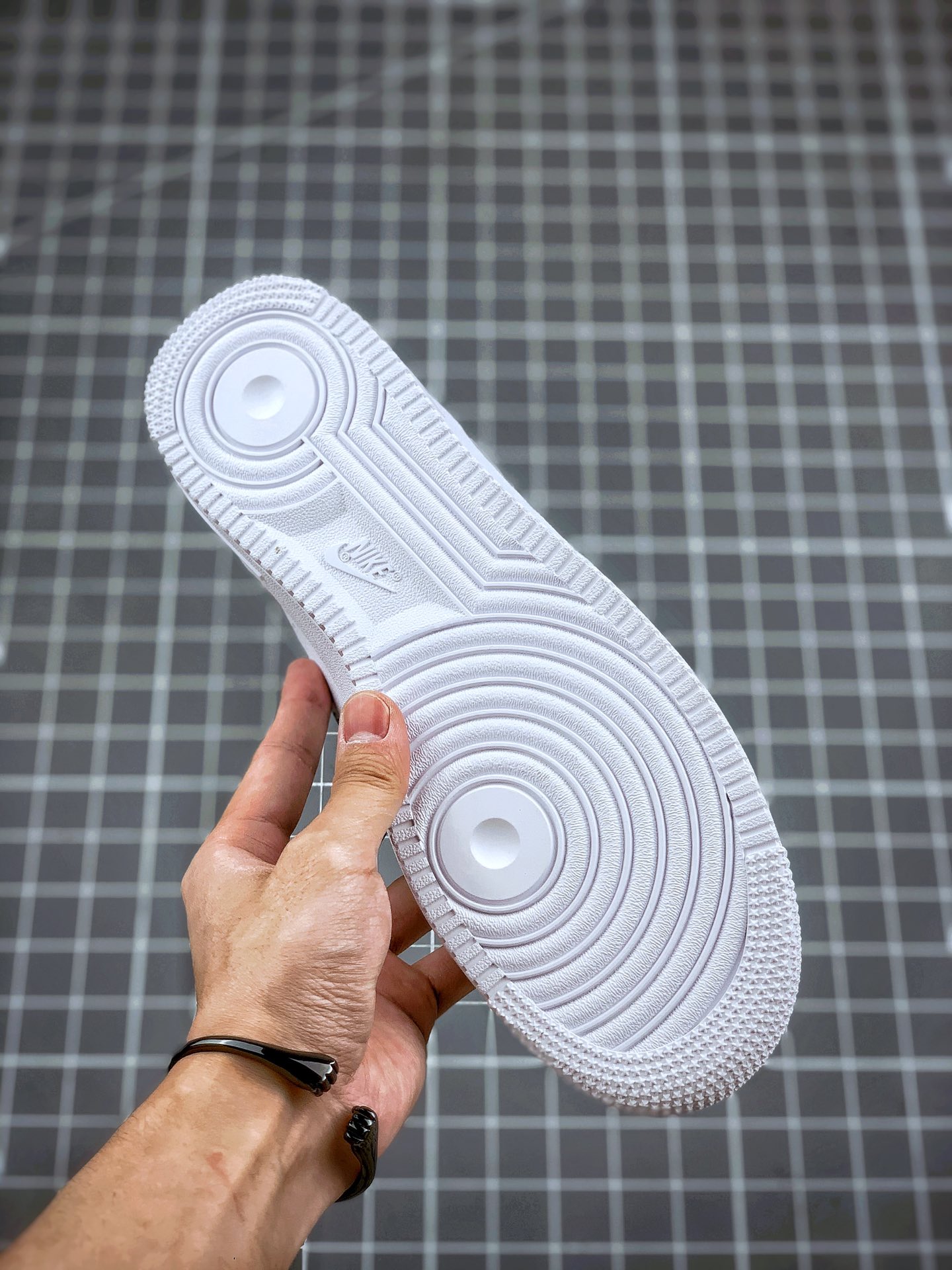 190 Air Force 1 ’07 ESS 白镭射配色 官网同步发售 诠释空军市场最高品质