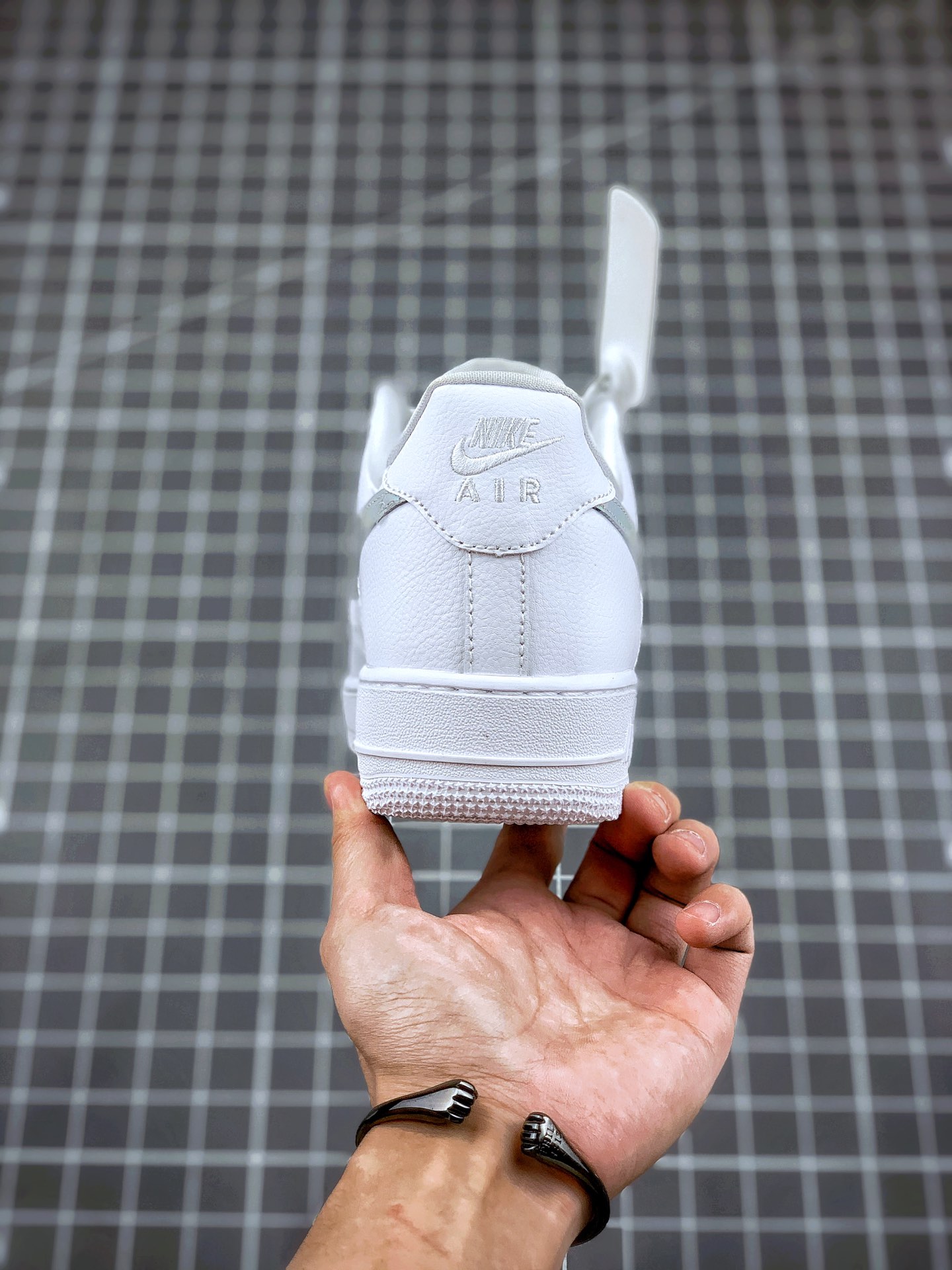 190 Air Force 1 ’07 ESS 白镭射配色 官网同步发售 诠释空军市场最高品质