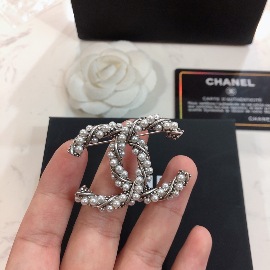 Chanel香奈儿小香胸针热销款市面最高版本！专柜1:1款式开模专柜原版！小香经典Logo胸针女神必备超