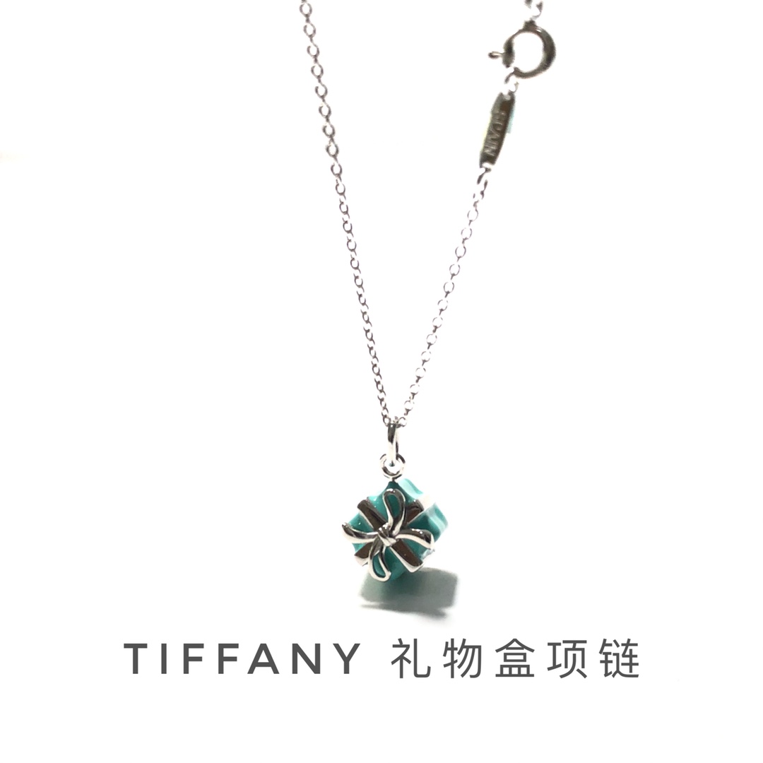 NO:102568,Tiff@ny Gift Box Necklace Very suitable for confession Full of girlish heart Meet you is the most beautiful accident The blue box that women are rushing to be one of the latest hits About 5g, Tiffany Necklace, tiffany, necklace19860909Tiff@ny 礼物盒项链 非常适合表白 满满的少女心 遇到你是最美丽的意外 女人们趋之若鹜的蓝盒子 最近的爆款之一 约5g,蒂芙尼项链,tiffany,necklace,Jewelry
