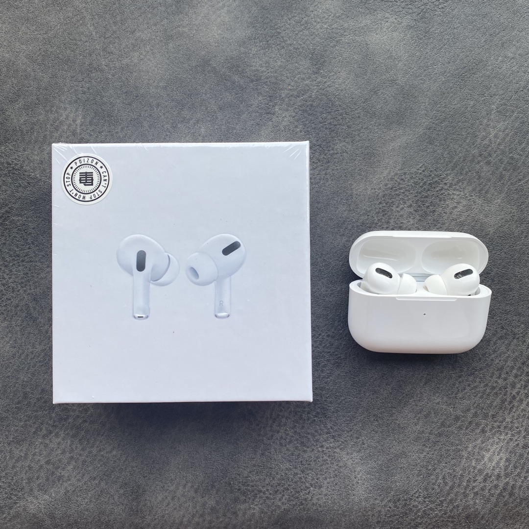 安福自取💰220 放店私聊! 苹果AirPodsPro三代耳机 毒版冲正! 原装代工厂壳料 外观细节同步正品! 高通3026高配芯片 真实降噪通透模式 随意切换! 石墨钛1.7低音喇叭 音效完美! 设置随意改名跟定位 带IPX4防水功能! 按压切歌操作 三真电量显示 ACC无损解码! 配套四个原装带网耳塞 配件同步正品! 耳机正常听歌3-4小时,电池盒待机72小时! 赠送专用无线充电盘 保护壳 毒版纸箱 毒证书 专柜小票等全套配件!