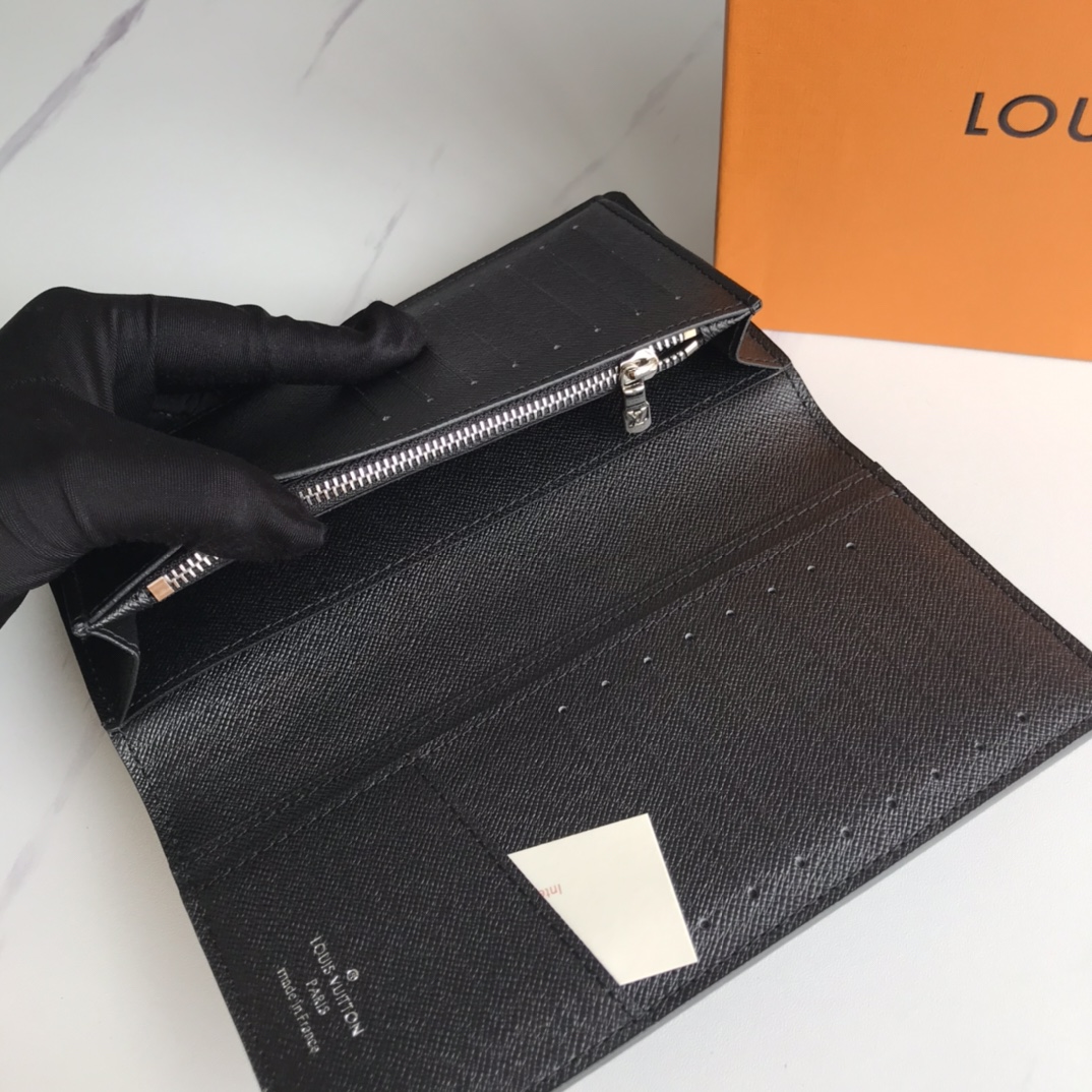 A picture of the wallet being used.