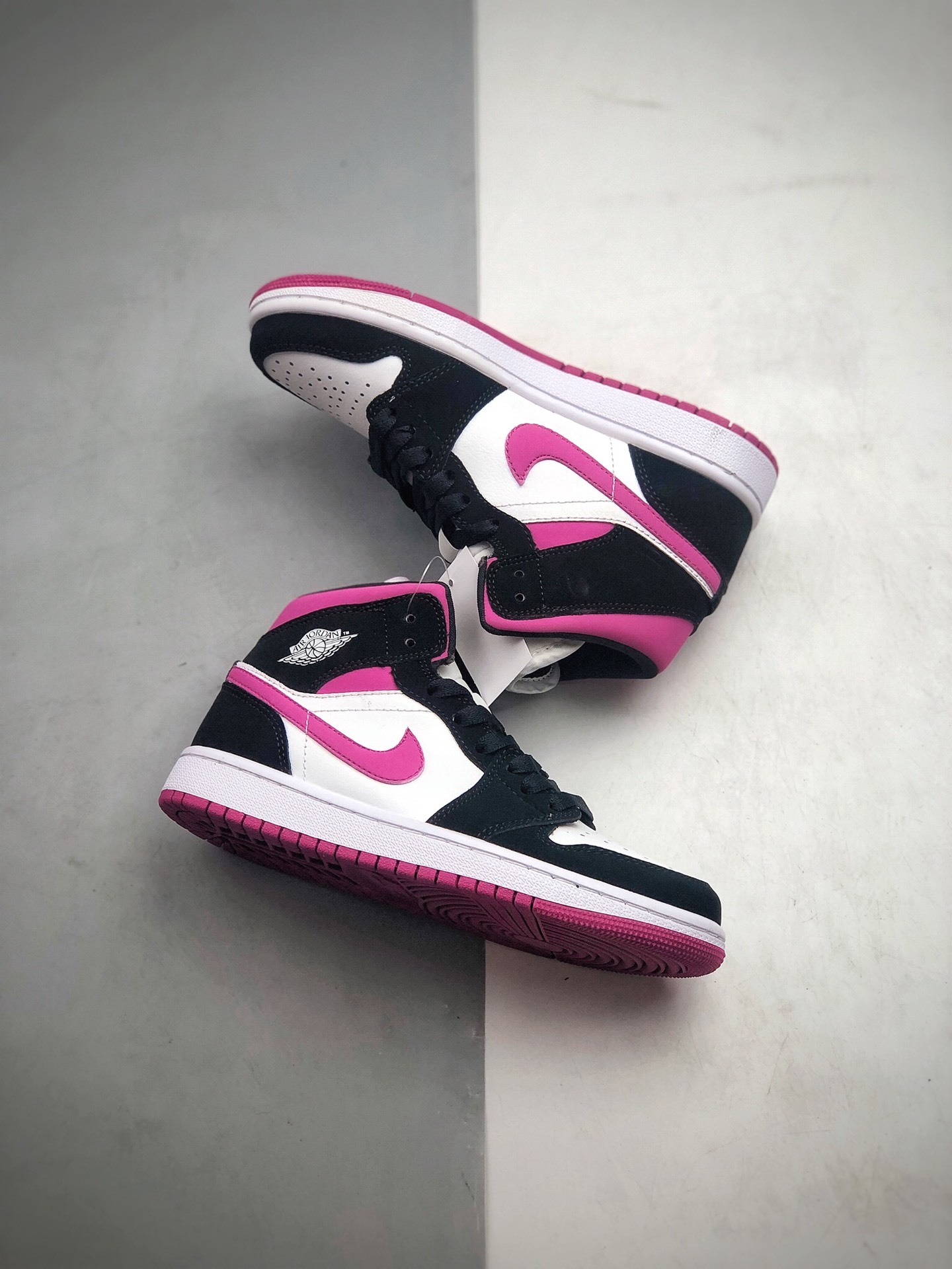 250 公司级 乔丹 中帮 AJ1 黑粉色 Air Jordan 1 Mid 黑白骚粉 货号:BQ6472 005-莆田鞋,莆田鞋货源,高仿鞋,高仿鞋货源,安福档口,莆田高仿鞋,莆田鞋批发,高仿鞋批发,莆田高仿运动鞋,高仿运动鞋,莆田运动鞋 250 公司级 乔丹 中帮 AJ1 黑粉色 Air Jordan 1 Mid 黑白骚粉 货号:BQ6472 005