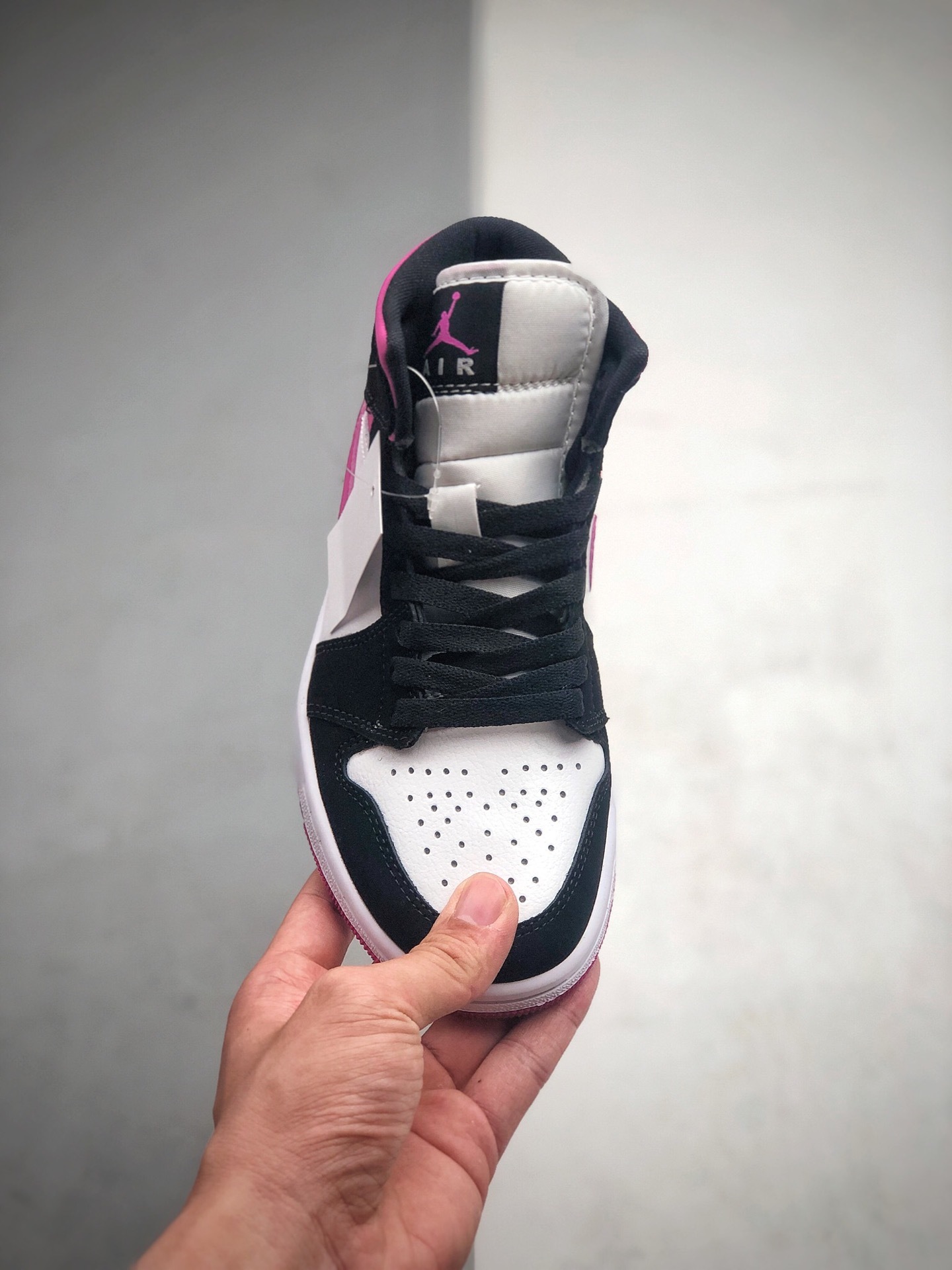 250 公司级 乔丹 中帮 AJ1 黑粉色 Air Jordan 1 Mid 黑白骚粉 货号:BQ6472 005-莆田鞋,莆田鞋货源,高仿鞋,高仿鞋货源,安福档口,莆田高仿鞋,莆田鞋批发,高仿鞋批发,莆田高仿运动鞋,高仿运动鞋,莆田运动鞋 250 公司级 乔丹 中帮 AJ1 黑粉色 Air Jordan 1 Mid 黑白骚粉 货号:BQ6472 005