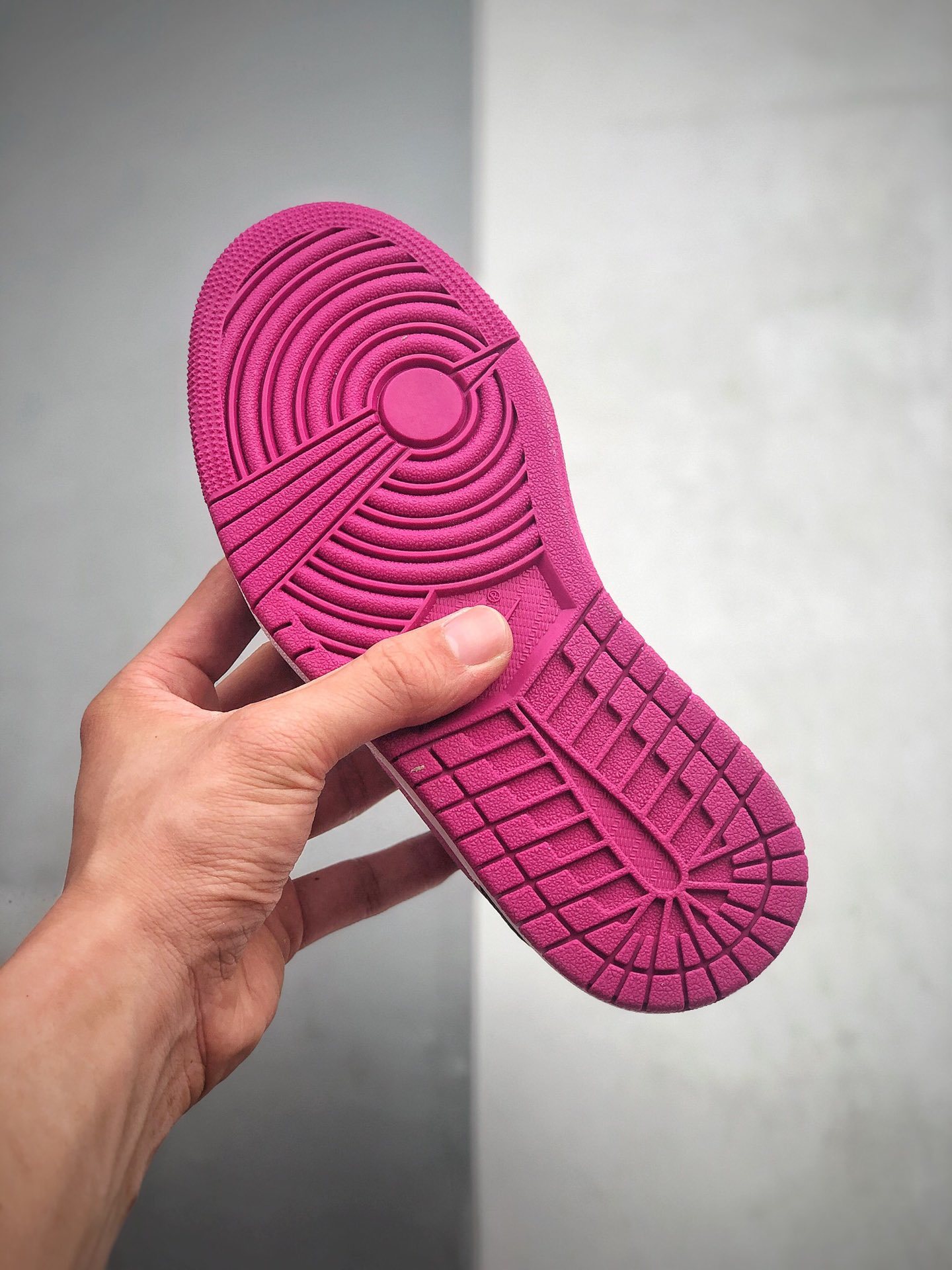 250 公司级 乔丹 中帮 AJ1 黑粉色 Air Jordan 1 Mid 黑白骚粉 货号:BQ6472 005-莆田鞋,莆田鞋货源,高仿鞋,高仿鞋货源,安福档口,莆田高仿鞋,莆田鞋批发,高仿鞋批发,莆田高仿运动鞋,高仿运动鞋,莆田运动鞋 250 公司级 乔丹 中帮 AJ1 黑粉色 Air Jordan 1 Mid 黑白骚粉 货号:BQ6472 005