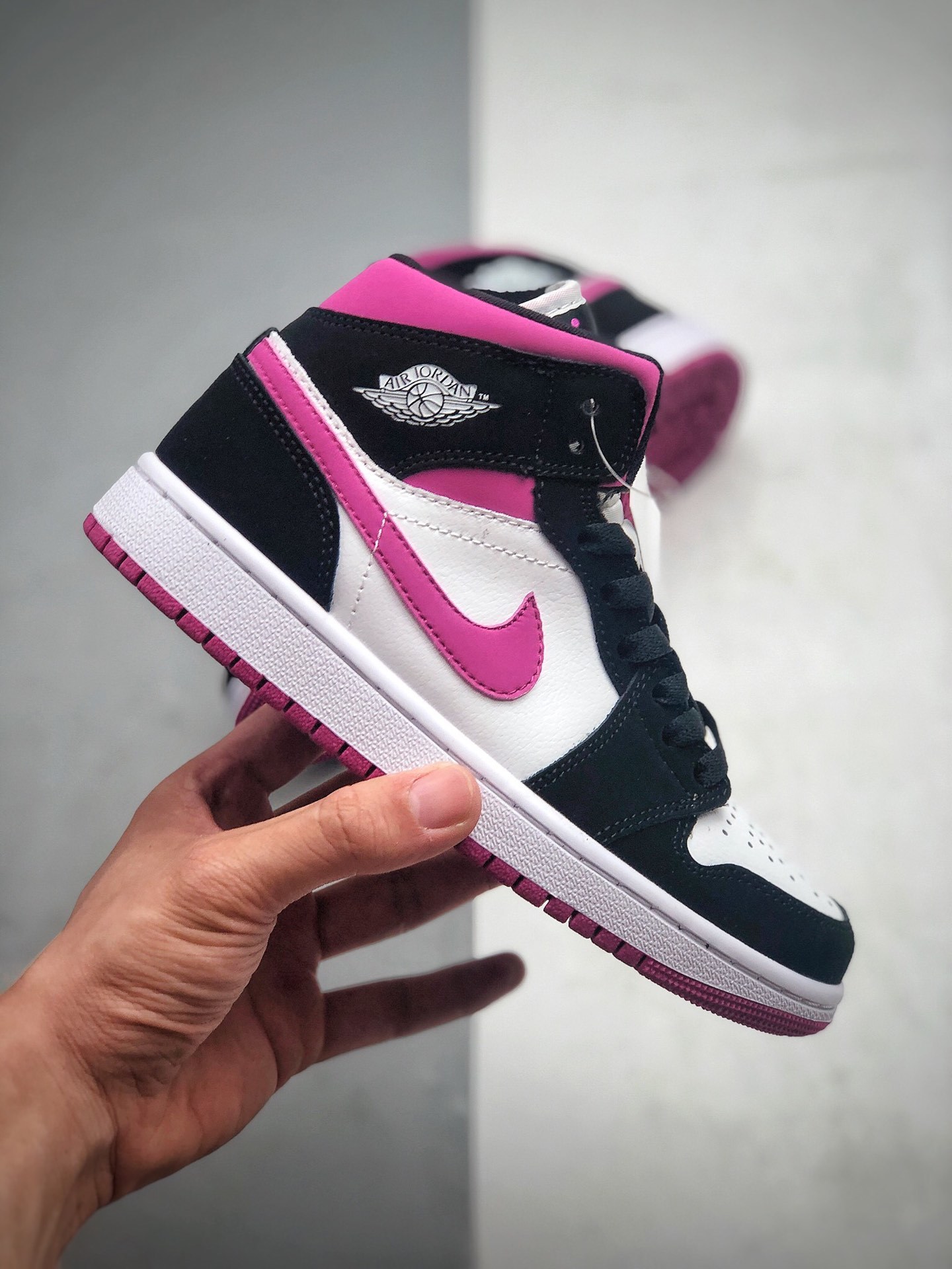 250 公司级 乔丹 中帮 AJ1 黑粉色 Air Jordan 1 Mid 黑白骚粉 货号:BQ6472 005-莆田鞋,莆田鞋货源,高仿鞋,高仿鞋货源,安福档口,莆田高仿鞋,莆田鞋批发,高仿鞋批发,莆田高仿运动鞋,高仿运动鞋,莆田运动鞋 250 公司级 乔丹 中帮 AJ1 黑粉色 Air Jordan 1 Mid 黑白骚粉 货号:BQ6472 005