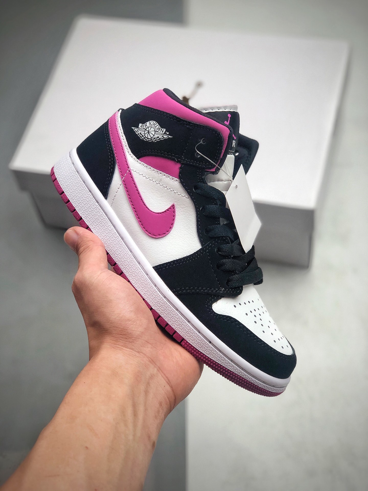 250 公司级 乔丹 中帮 AJ1 黑粉色 Air Jordan 1 Mid 黑白骚粉 货号:BQ6472 005-莆田鞋,莆田鞋货源,高仿鞋,高仿鞋货源,安福档口,莆田高仿鞋,莆田鞋批发,高仿鞋批发,莆田高仿运动鞋,高仿运动鞋,莆田运动鞋 250 公司级 乔丹 中帮 AJ1 黑粉色 Air Jordan 1 Mid 黑白骚粉 货号:BQ6472 005