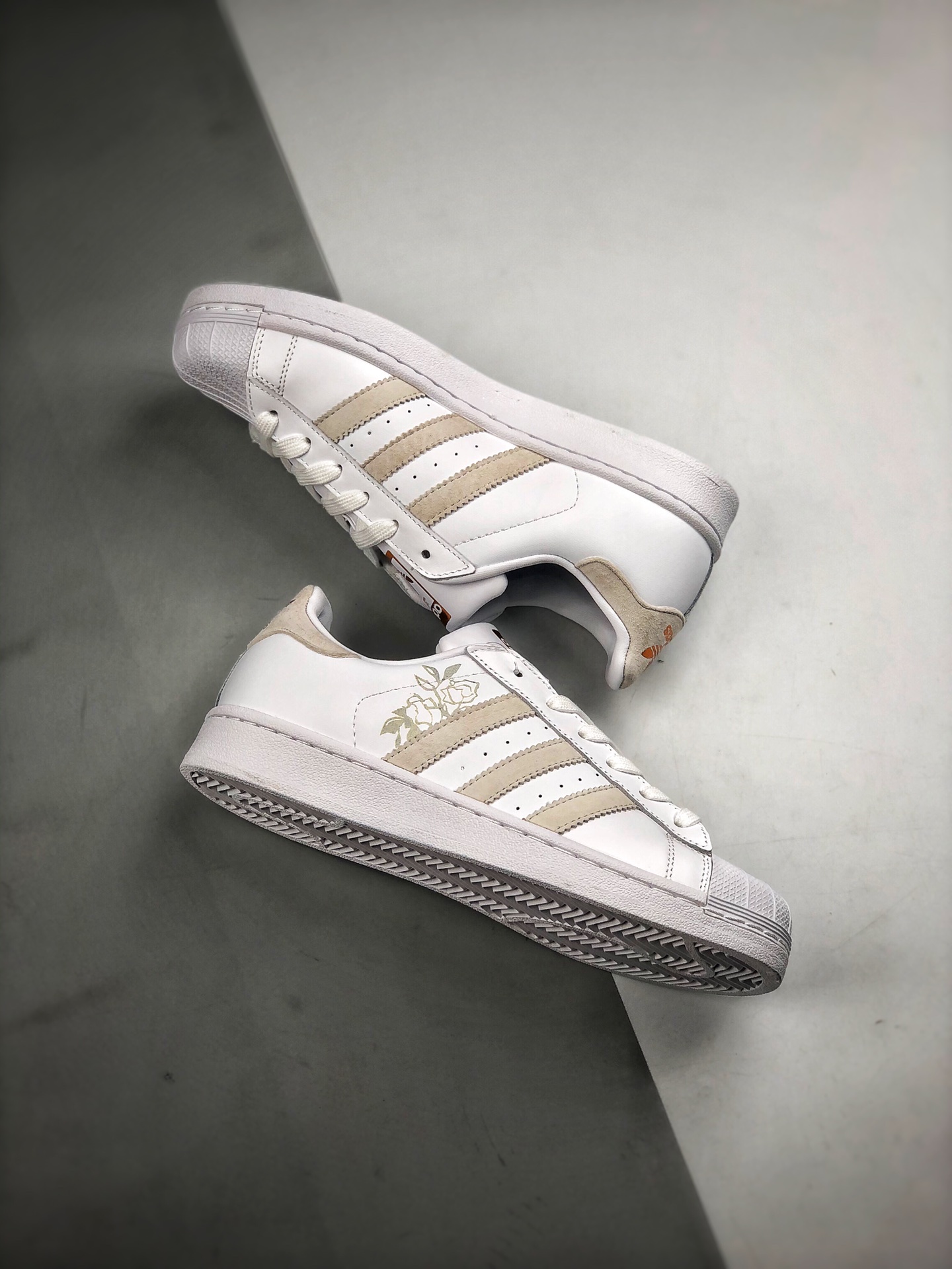 150 Adidas Originals SUPERSTAR W 贝壳头官网同步 黄麂皮玫瑰金标货号：EF1480