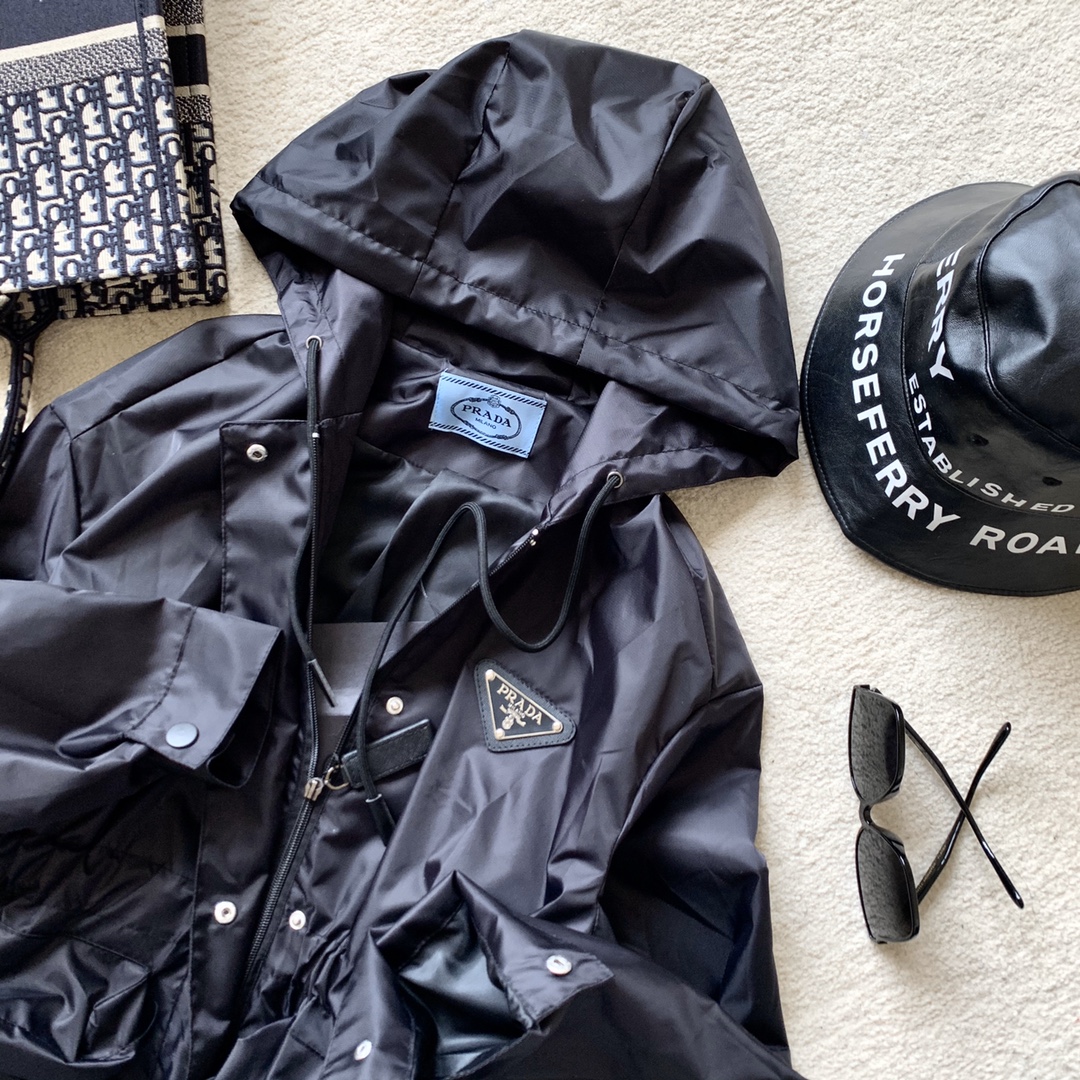 PRADA 走秀限量款🖤机能风口袋外套🧥原版托老代购重金购入..官网、专柜一件难求 这款不订货是拿不到的