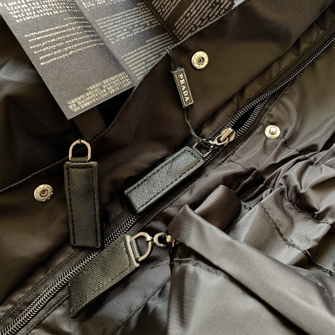 PRADA 走秀限量款🖤机能风口袋外套🧥原版托老代购重金购入..官网、专柜一件难求 这款不订货是拿不到的