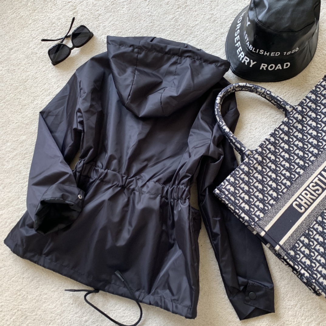 PRADA 走秀限量款🖤机能风口袋外套🧥原版托老代购重金购入..官网、专柜一件难求 这款不订货是拿不到的