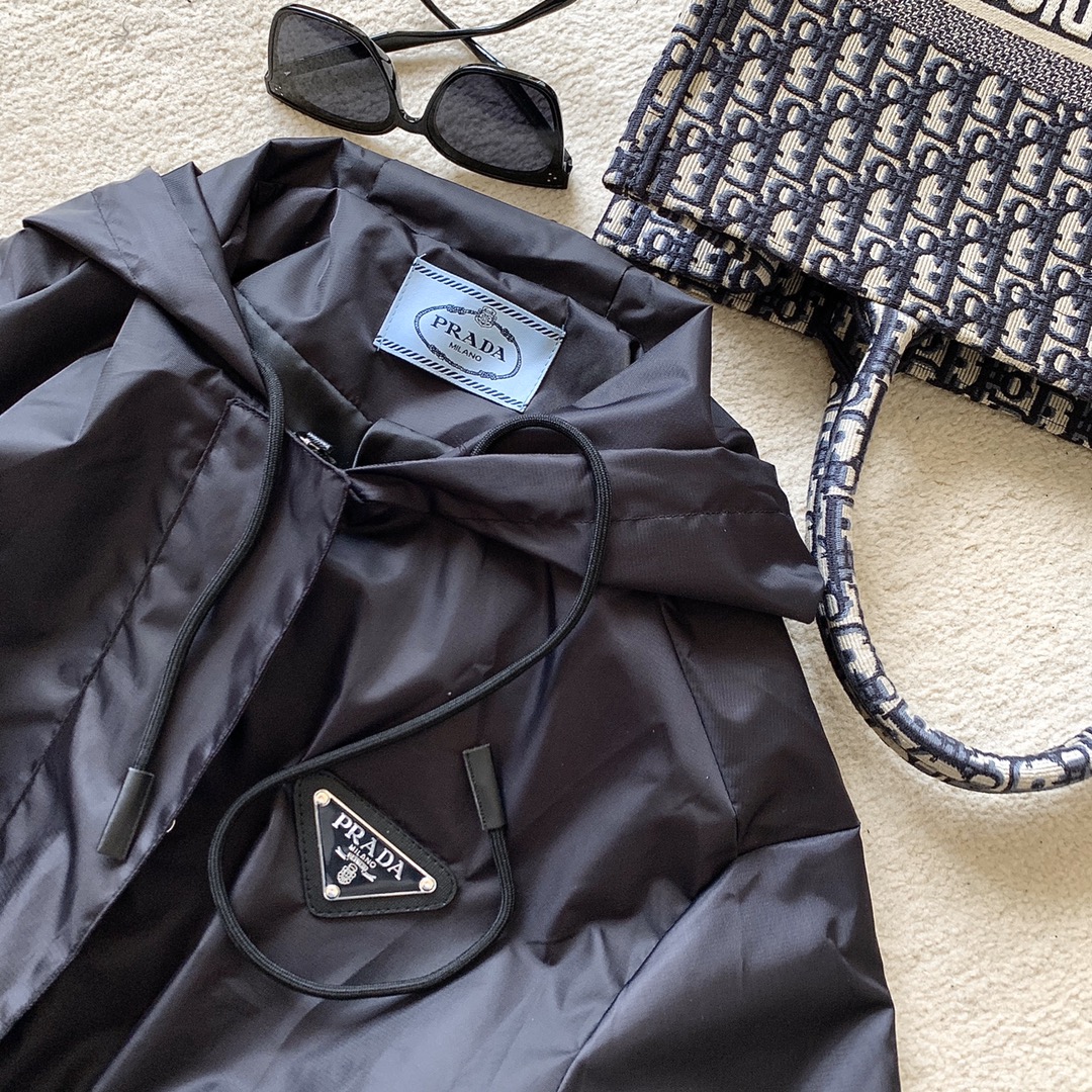 PRADA 走秀限量款🖤机能风口袋外套🧥原版托老代购重金购入..官网、专柜一件难求 这款不订货是拿不到的